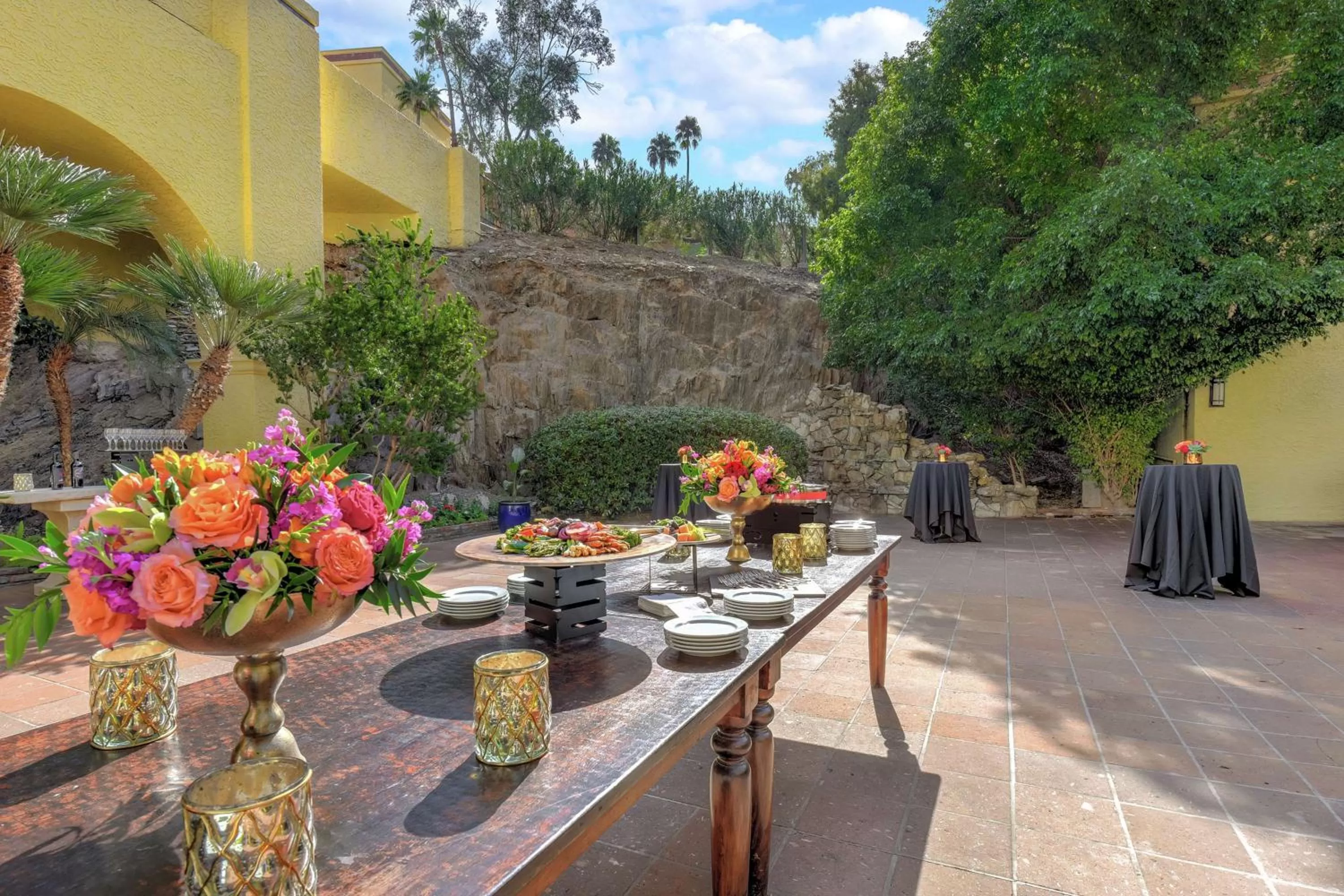 Inner courtyard view in Hilton Phoenix Tapatio Cliffs Resort