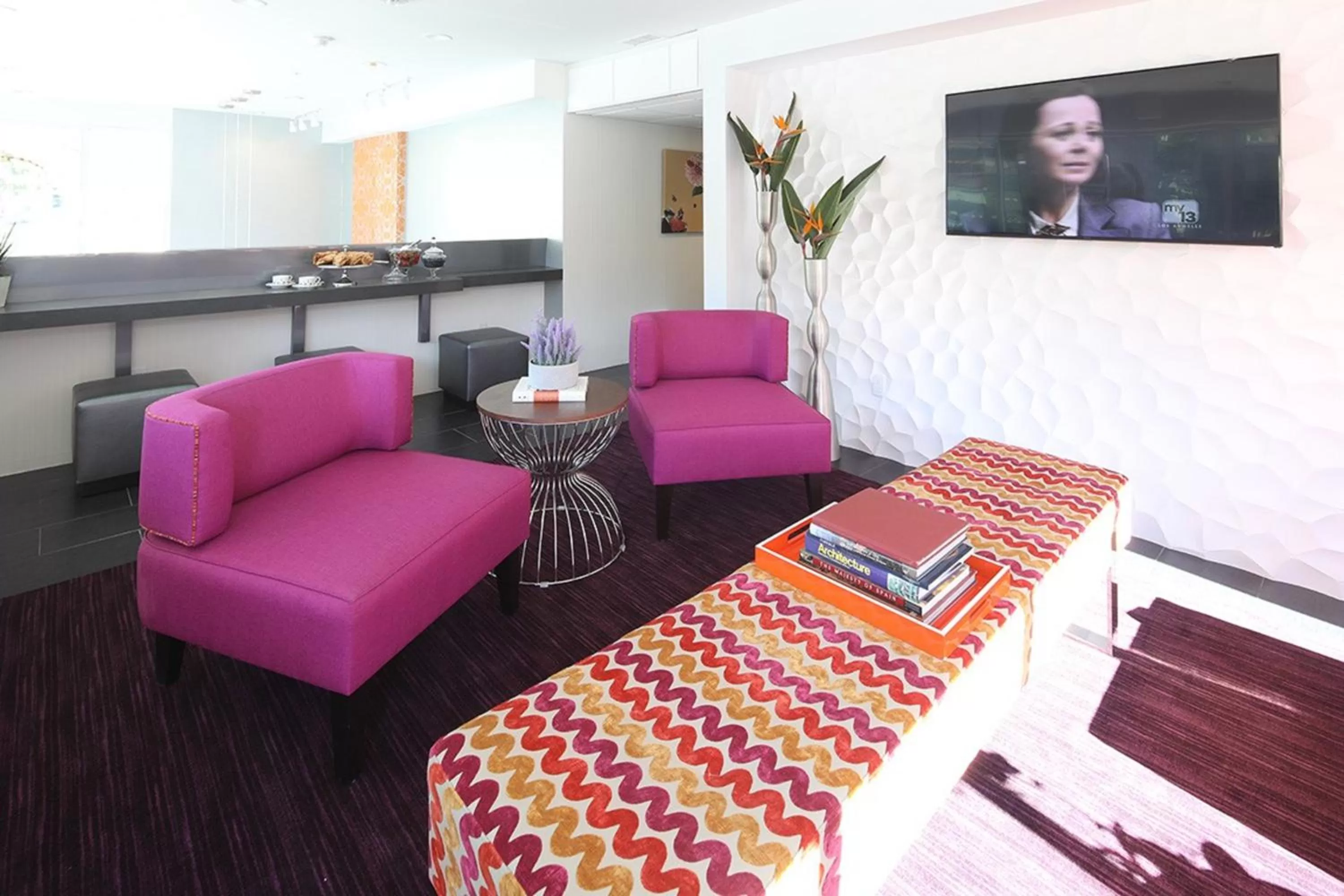 Communal lounge/ TV room in Lexen Hotel - Hollywood
