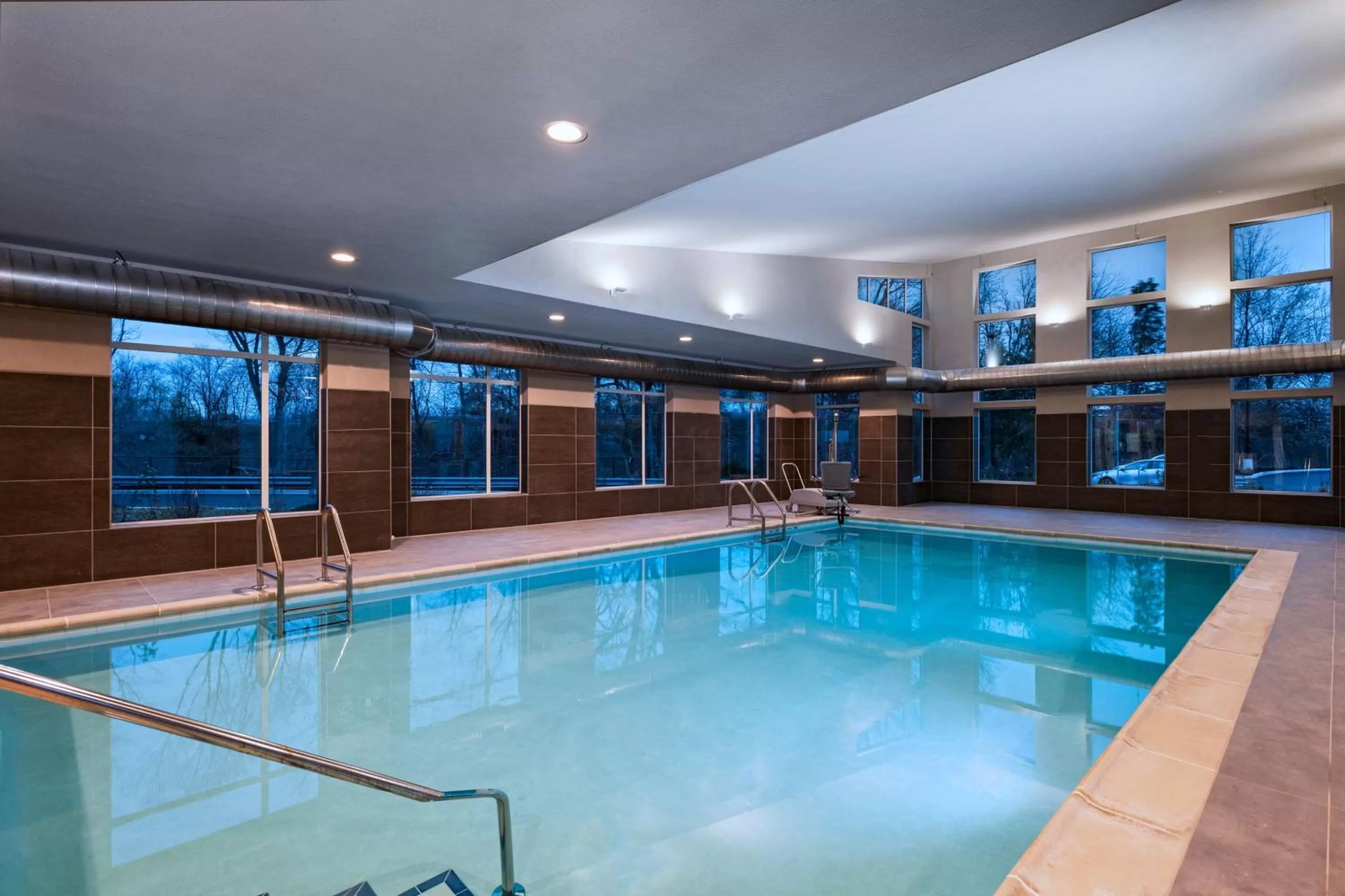 Swimming pool in Residence Inn New Brunswick Tower Center Blvd.