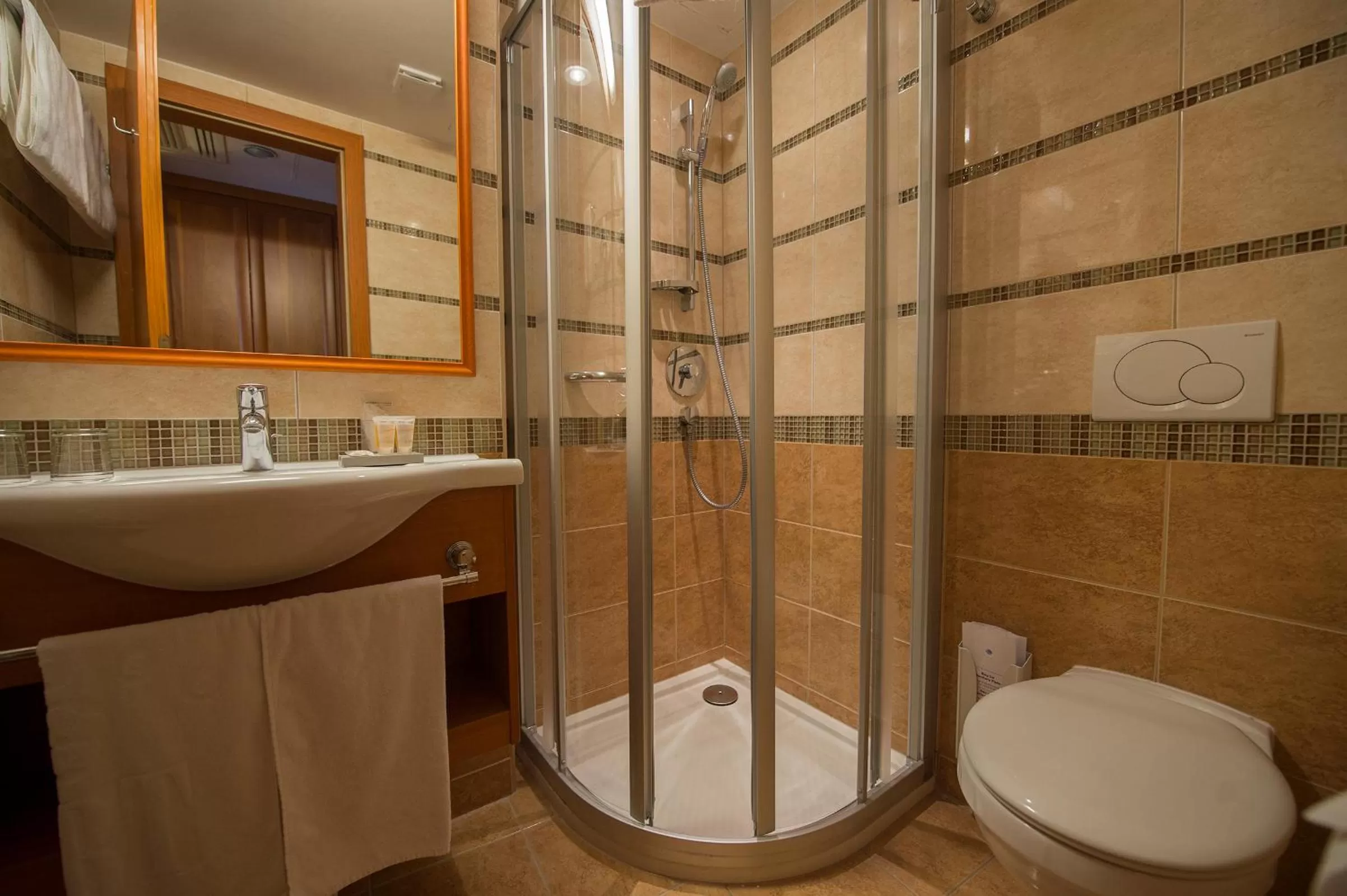 Shower in Three Corners Hotel Art