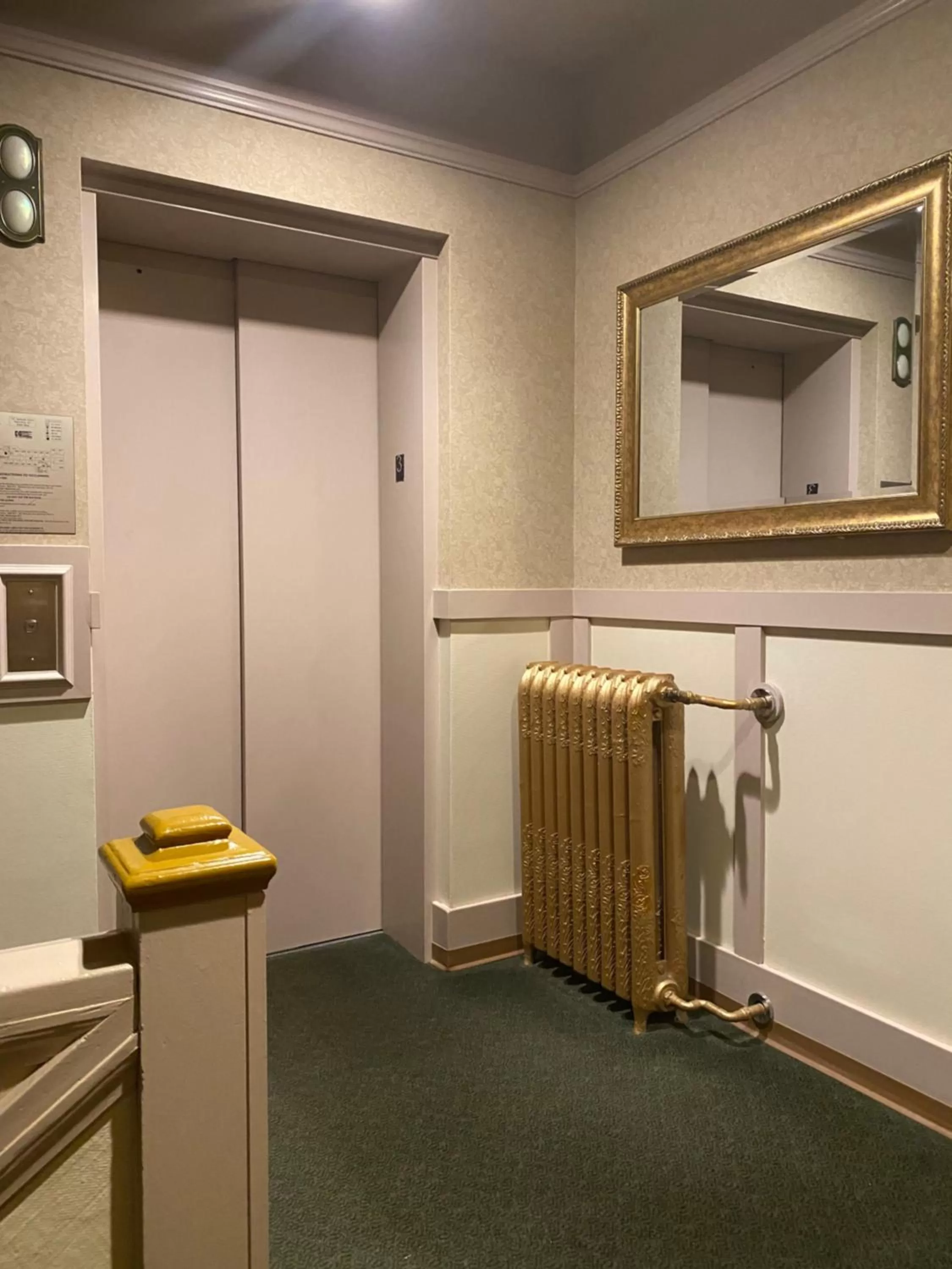 elevator in Kingston Hotel