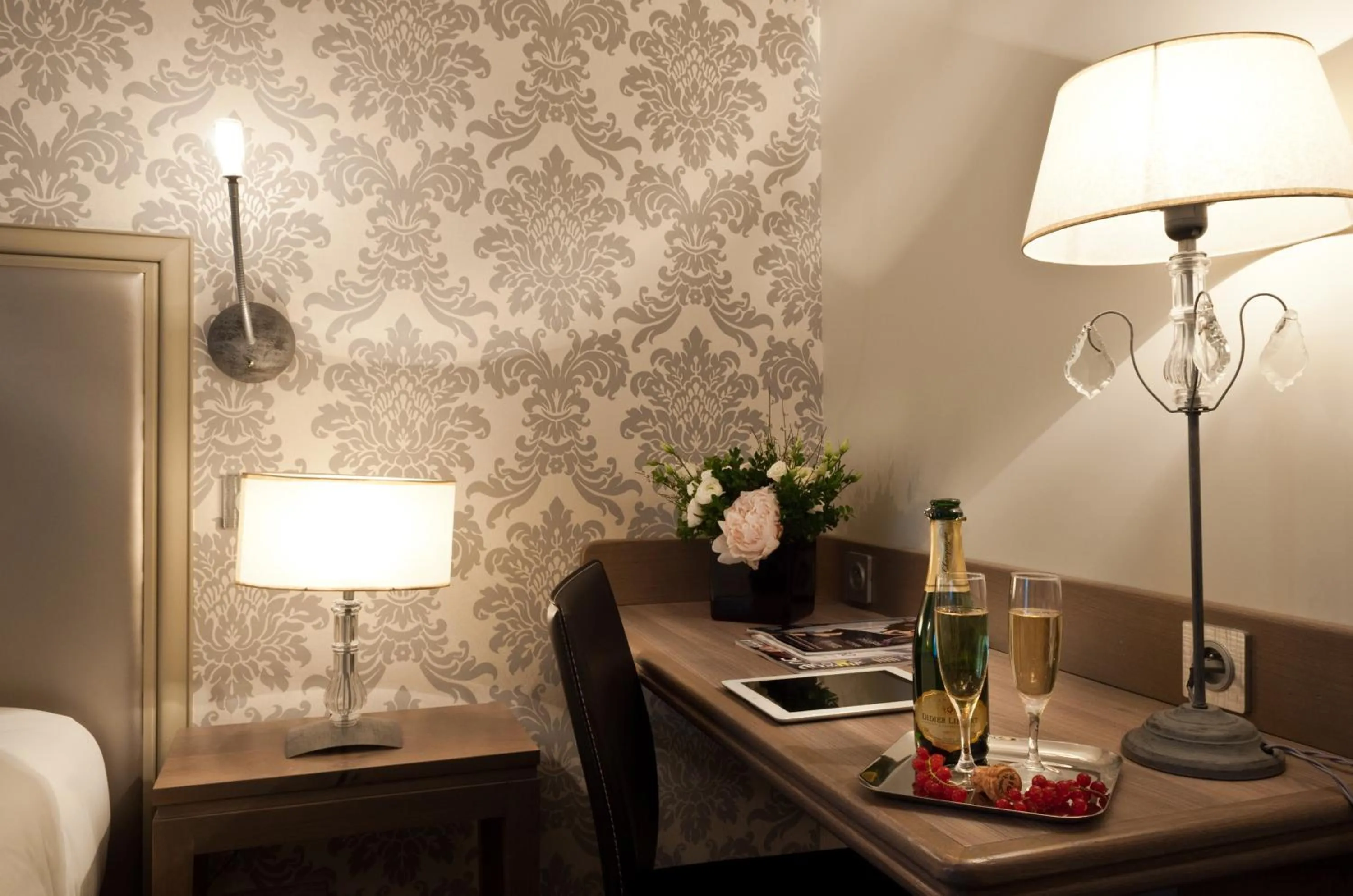 Seating area in Hotel Monceau Wagram