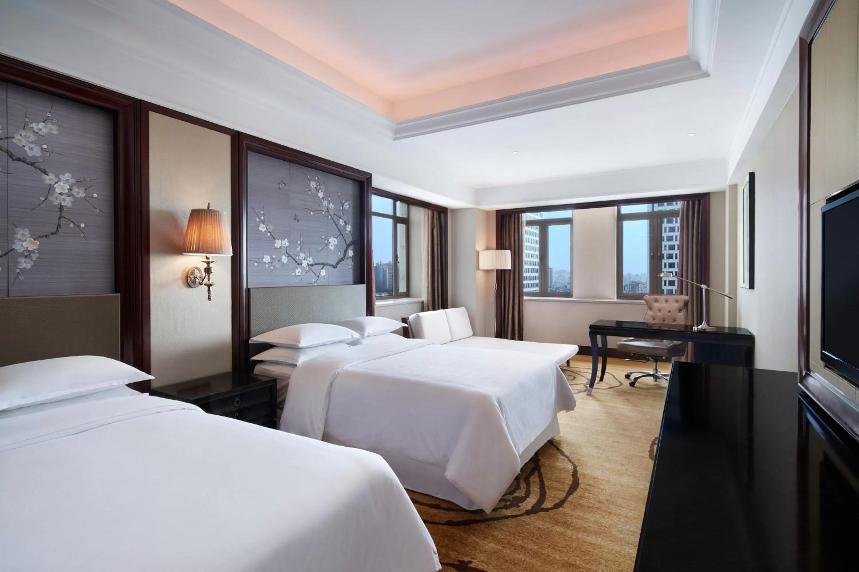 Photo of the whole room, Bed in Sheraton Shantou Hotel