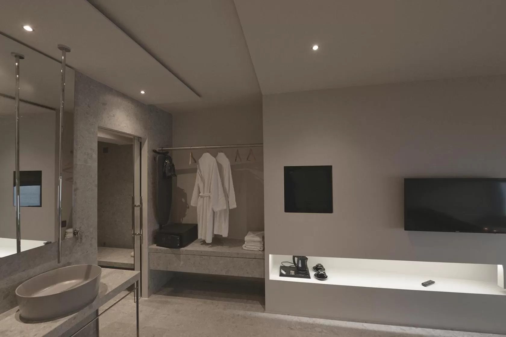 TV and multimedia in King Saron Hotel Resort