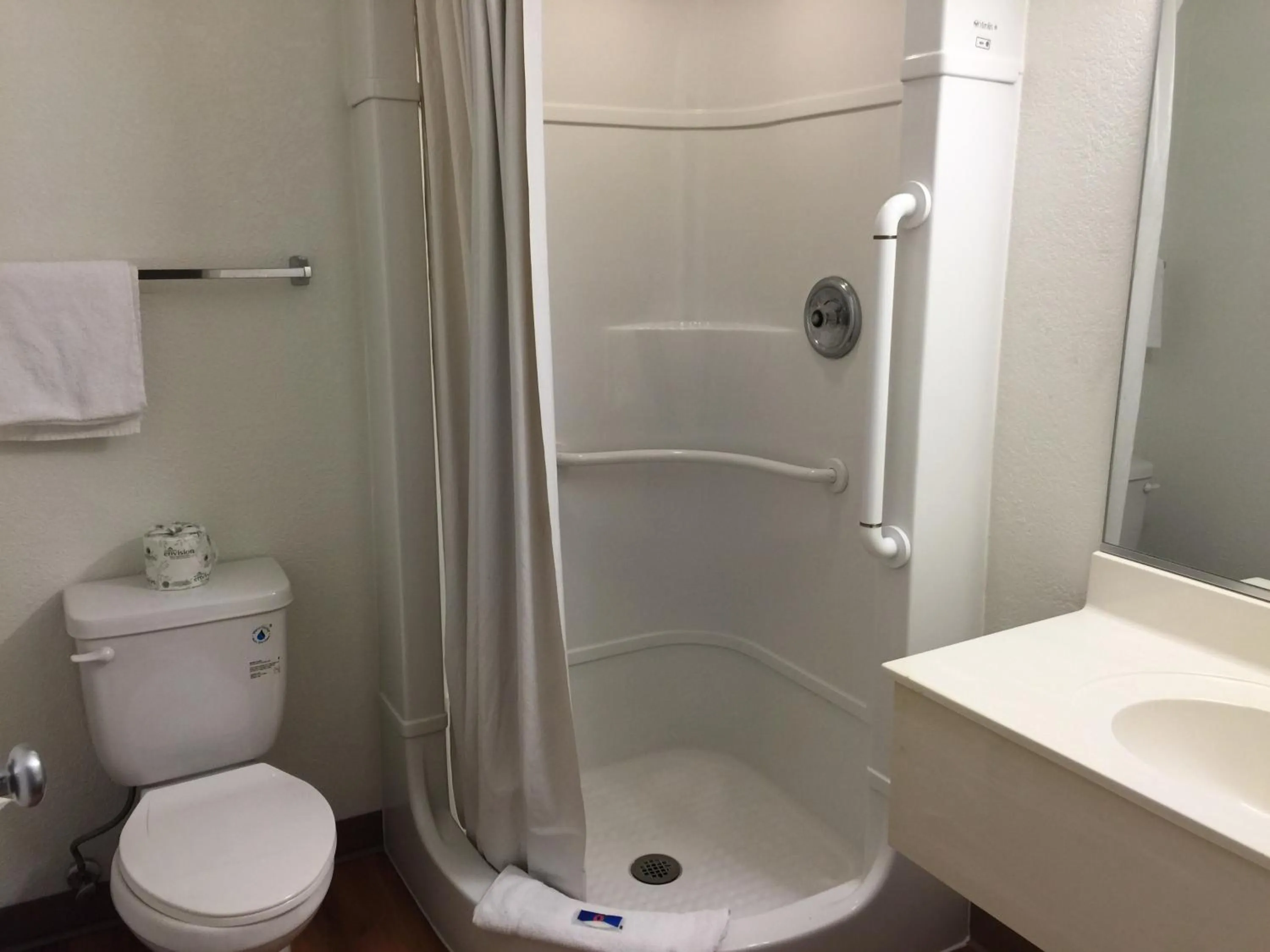 Bedroom in Motel 6-Yreka, CA