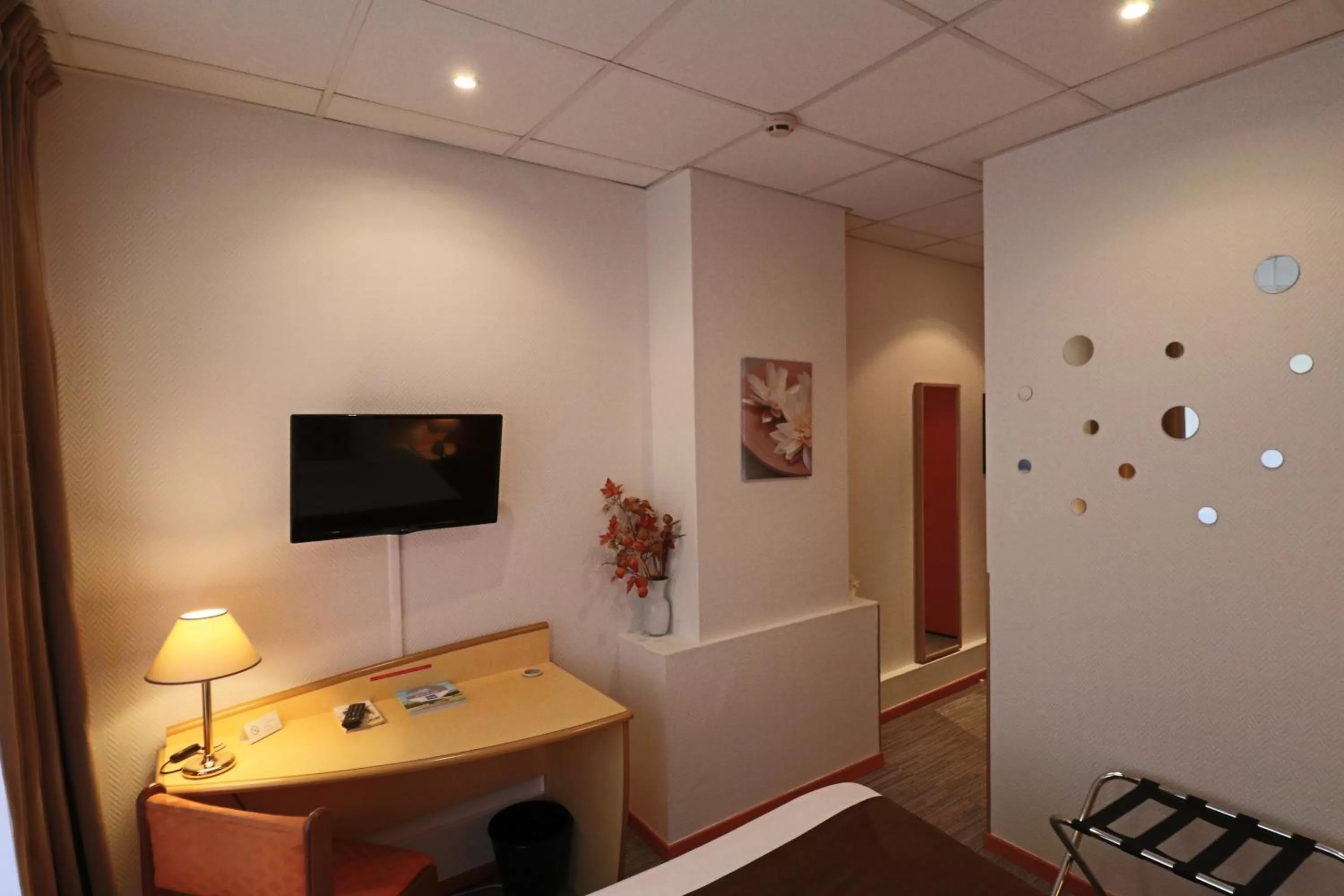 Bedroom in Logis-Hôtel des Oliviers