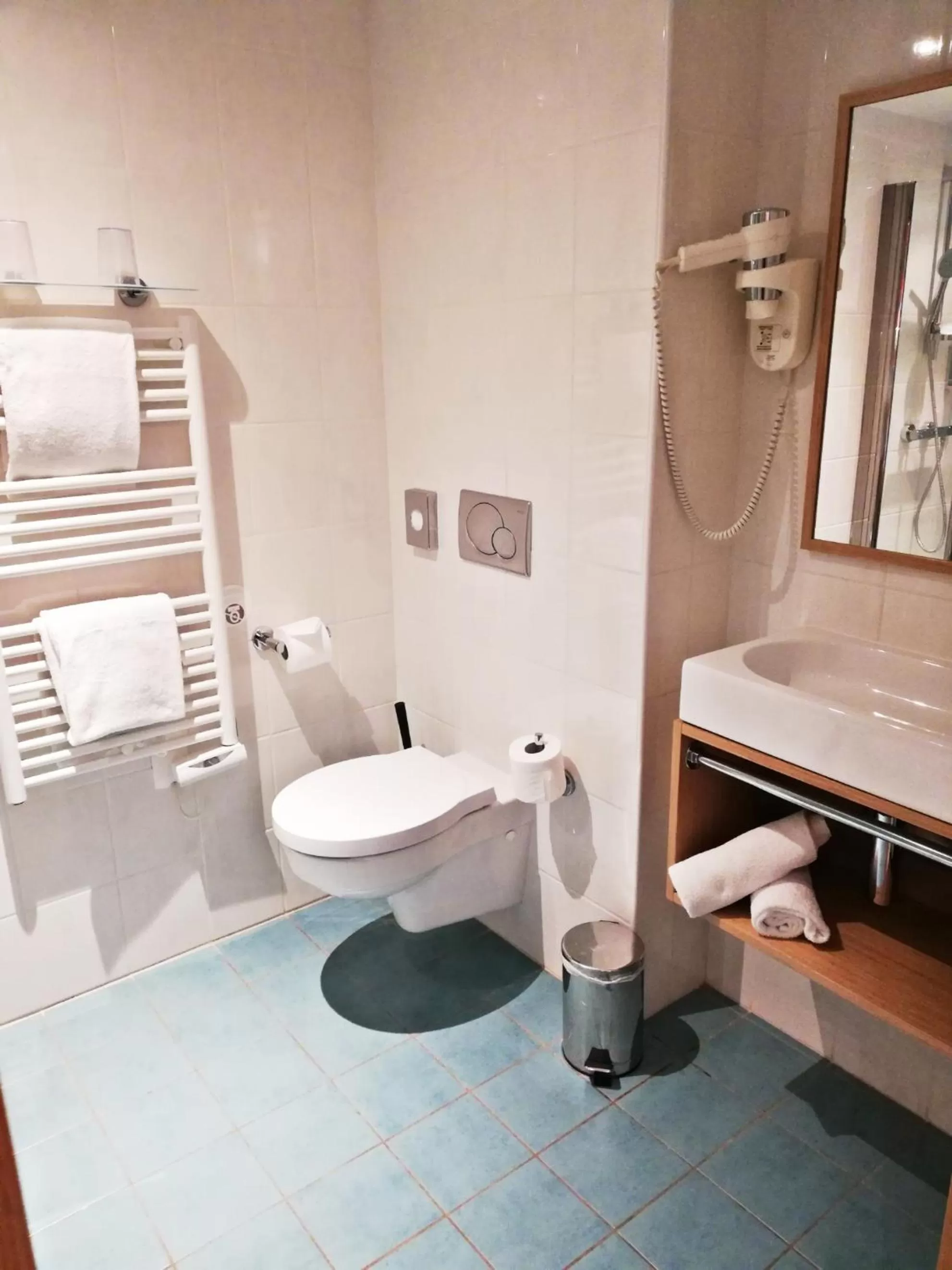 Bathroom in Best Western Hotel du Mucem