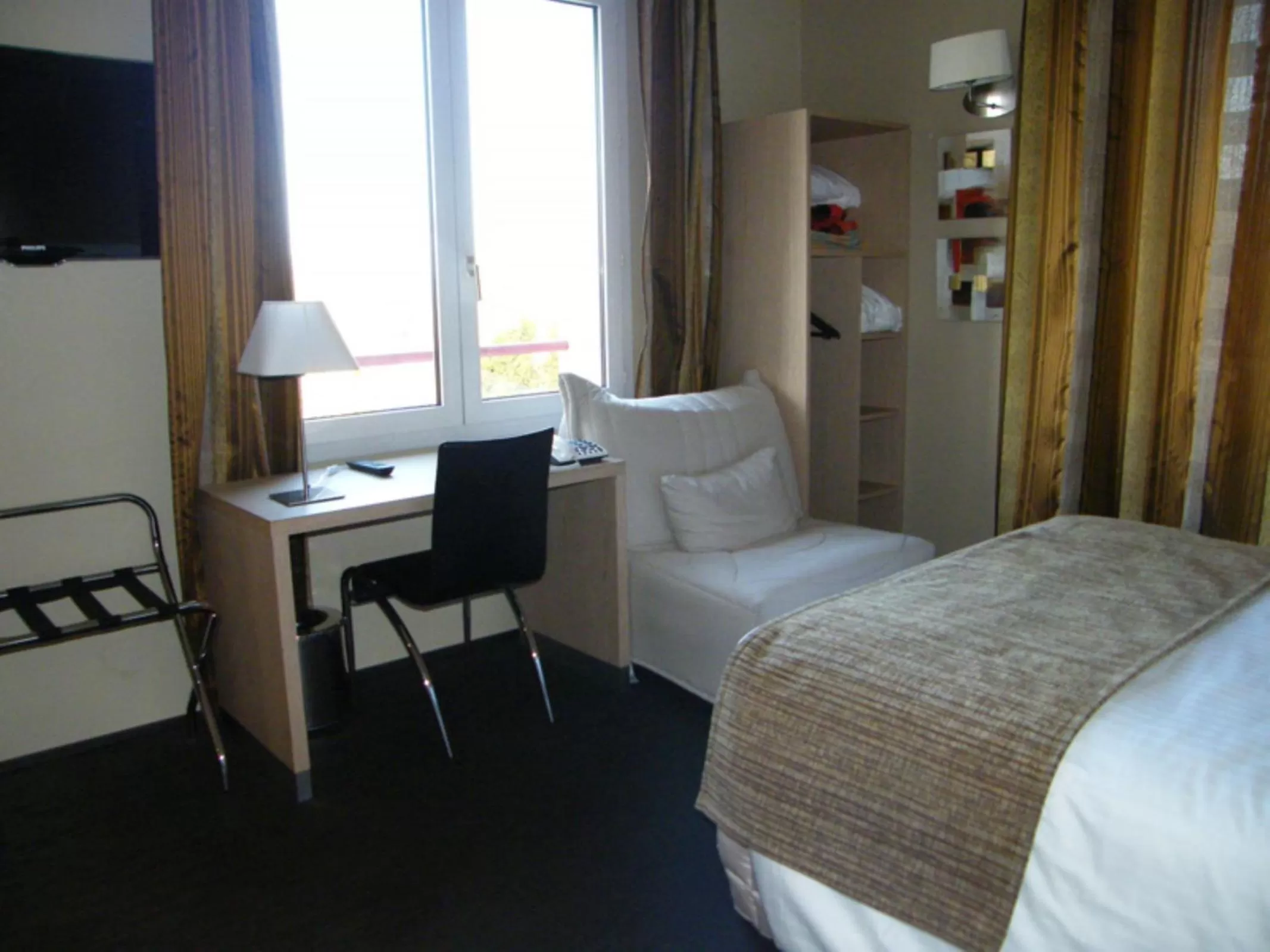 Seating area, Bed in CIT'HOTEL Saint-Pierre