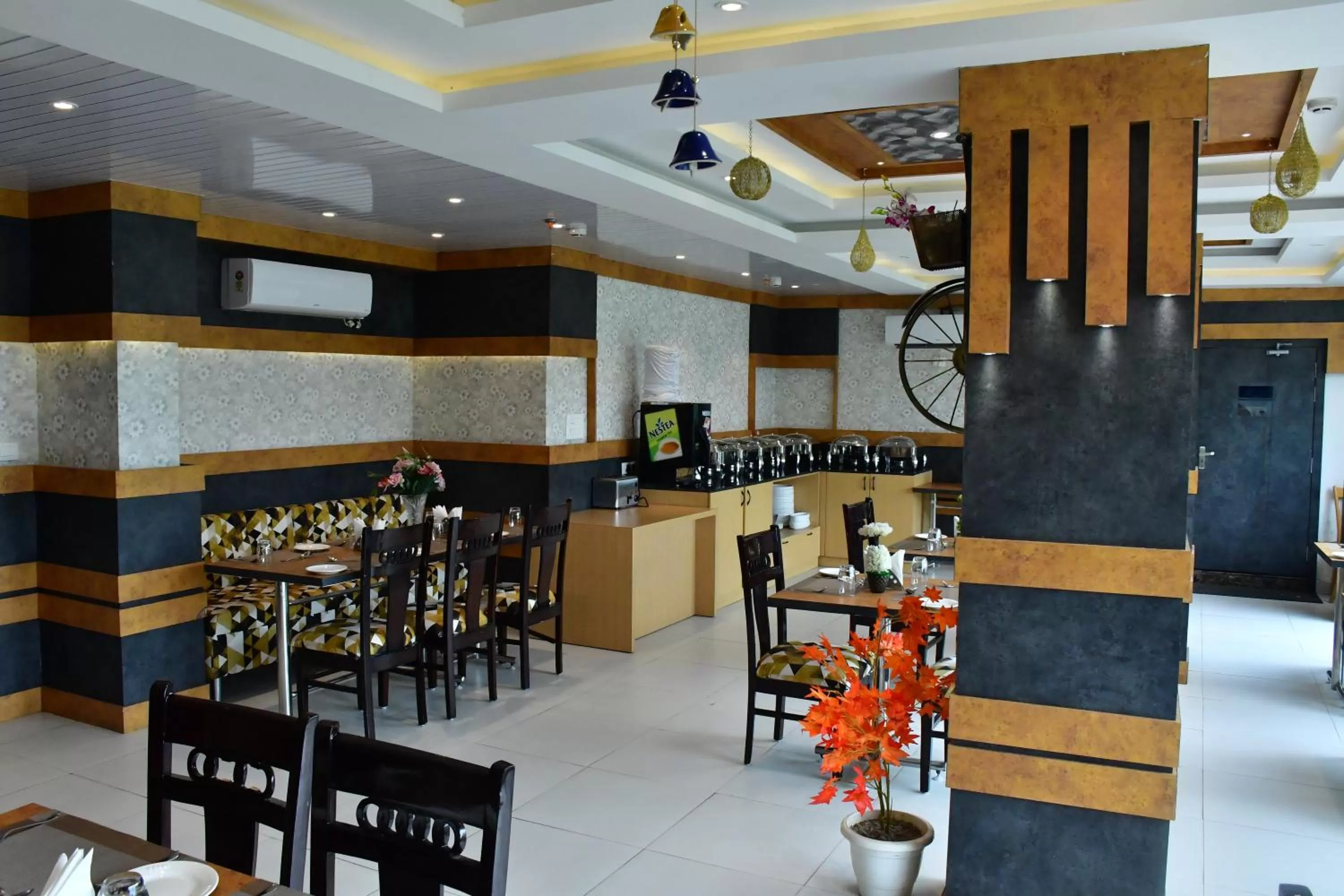 Restaurant/places to eat in Hotel Yatharth Inn