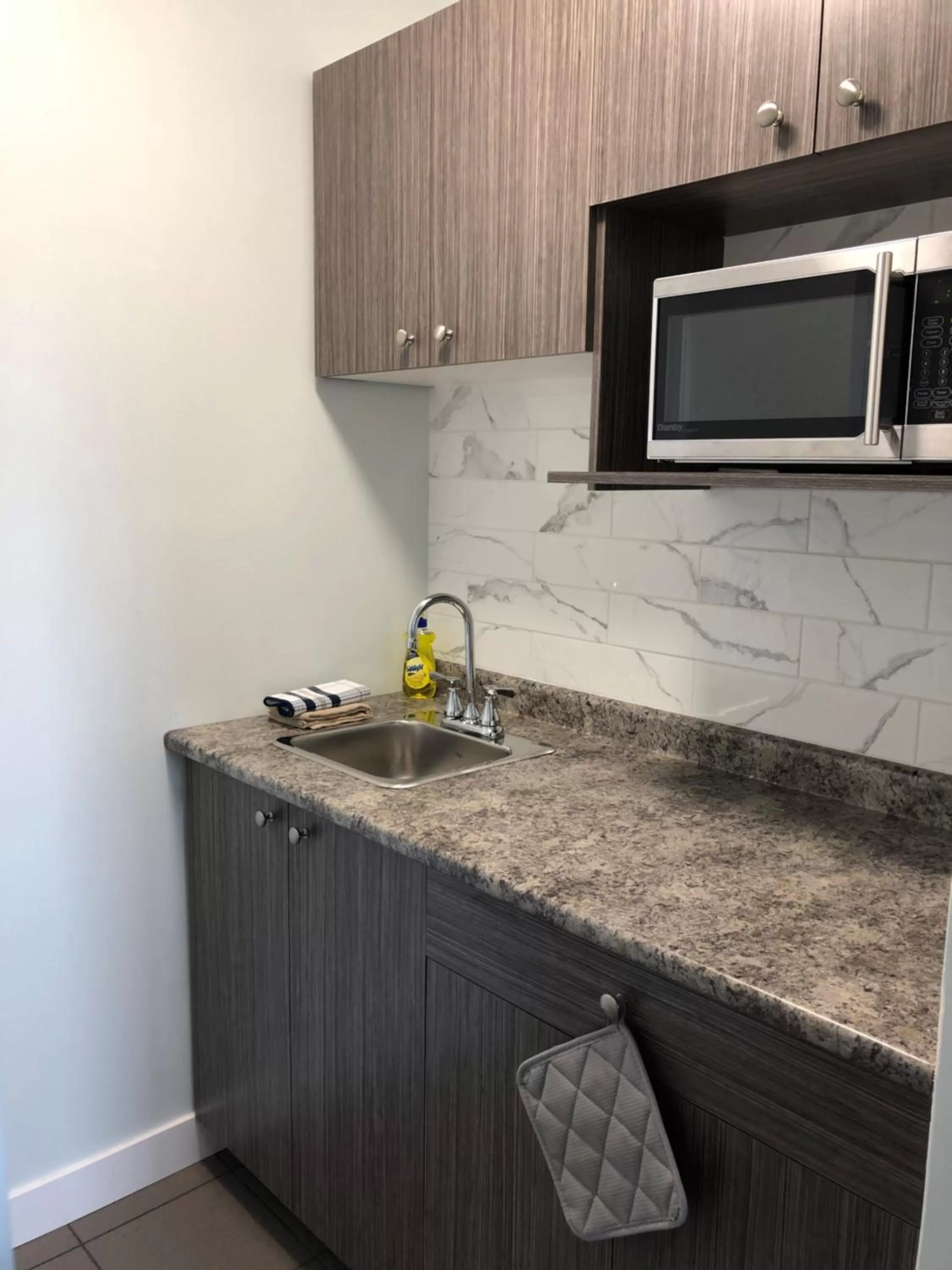 Kitchen/Kitchenette in Onoway Inn and Suites