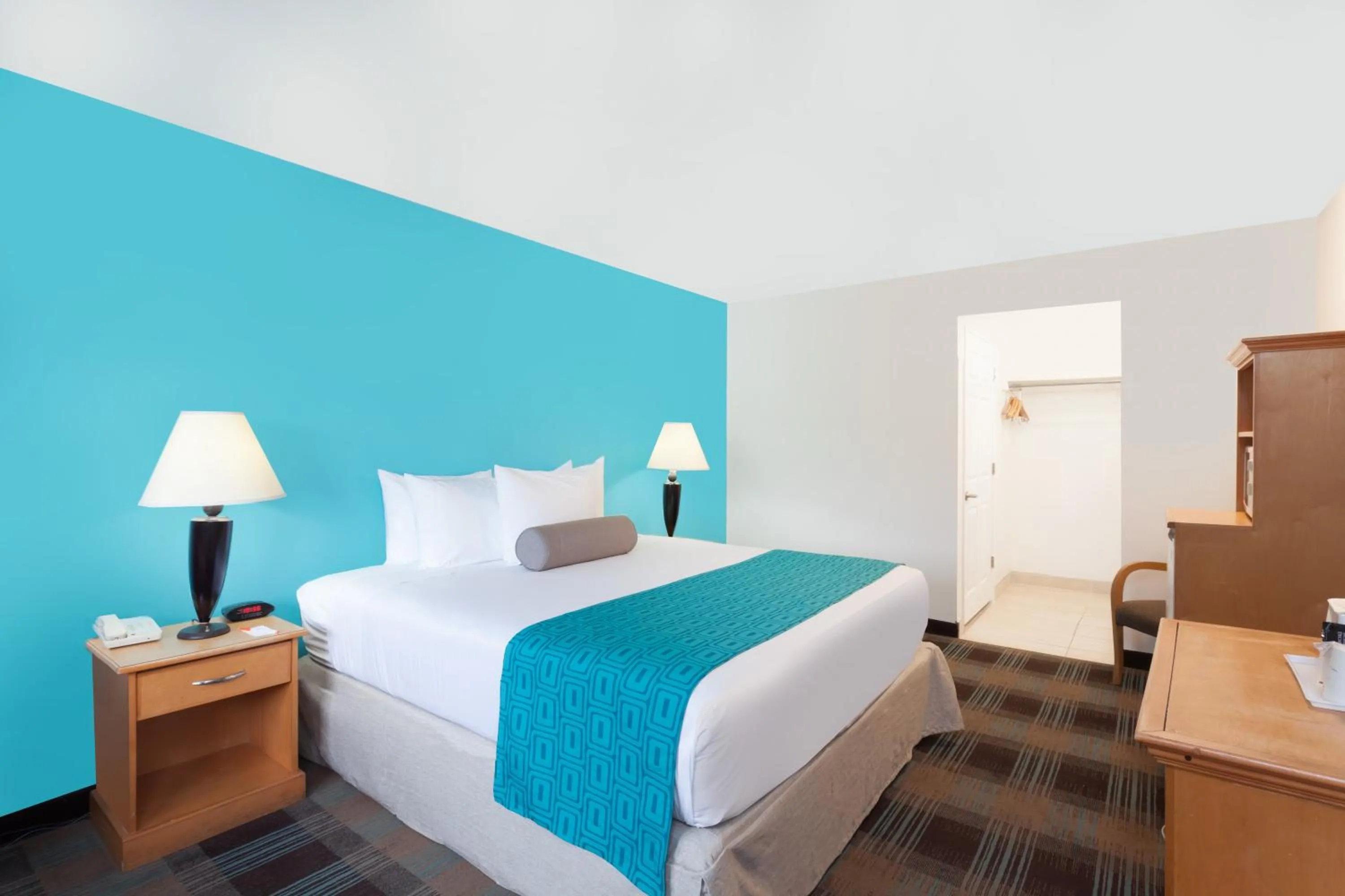 Property building, Bed in Howard Johnson by Wyndham San Diego Hotel Circle
