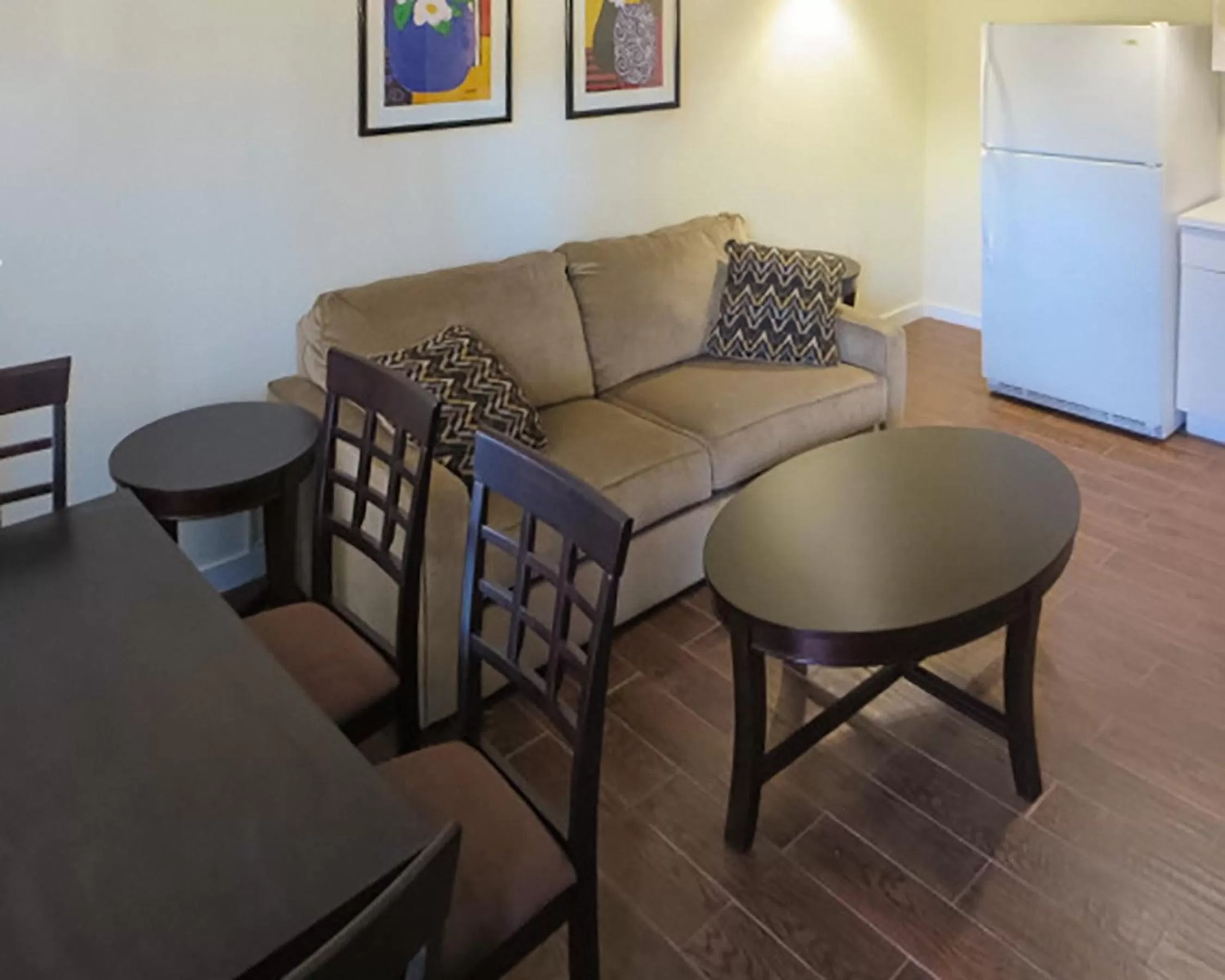 Living room, Seating Area in The Link Hotel on Sunrise