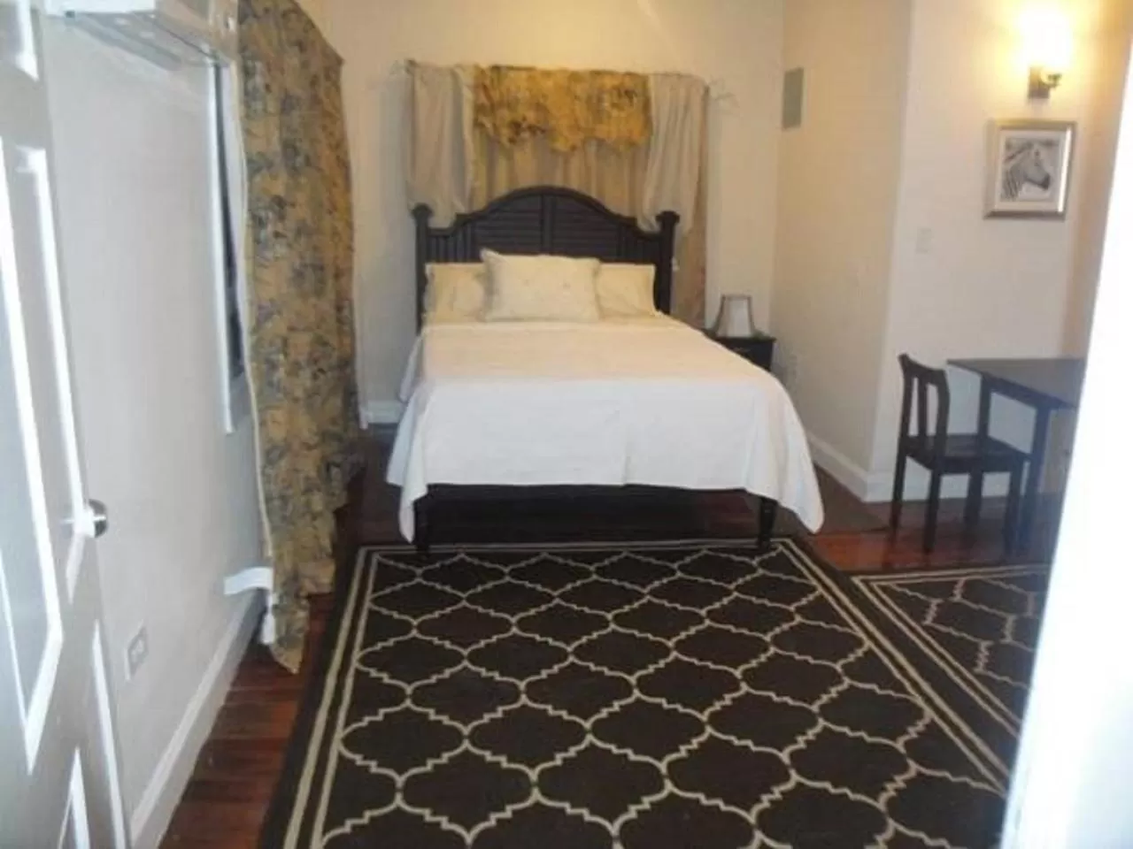 Bed in El Dorado Inn