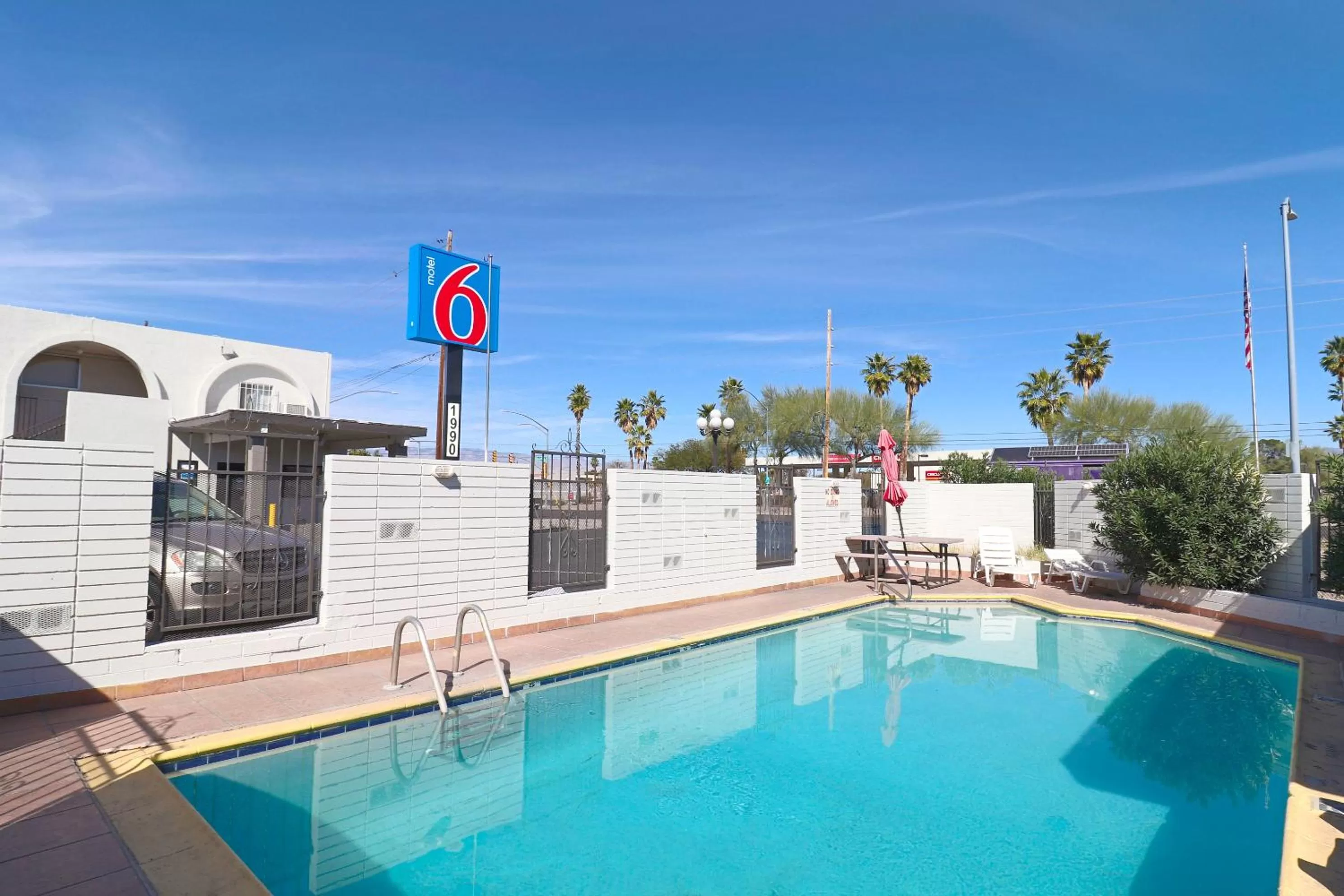 Property building in Motel 6 Tucson, AZ - East Williams Center