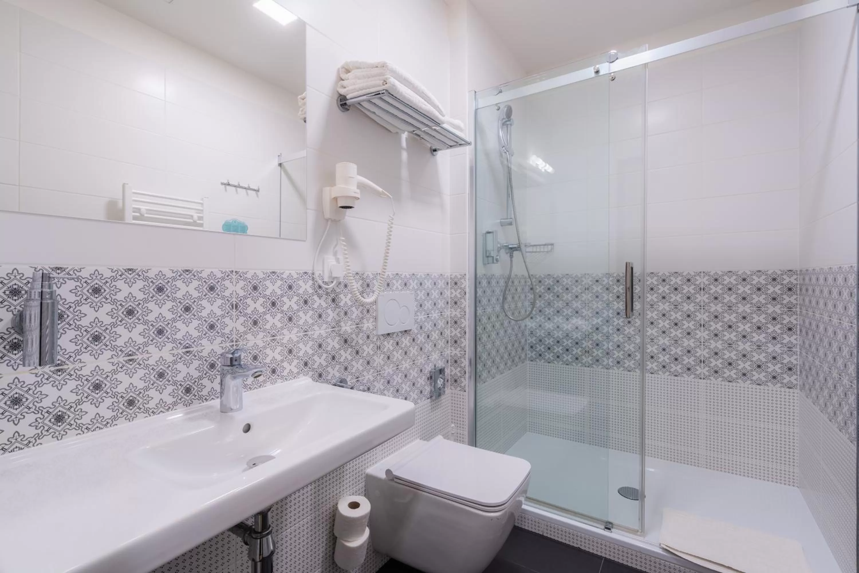 Shower in EA ApartHotel Melantrich