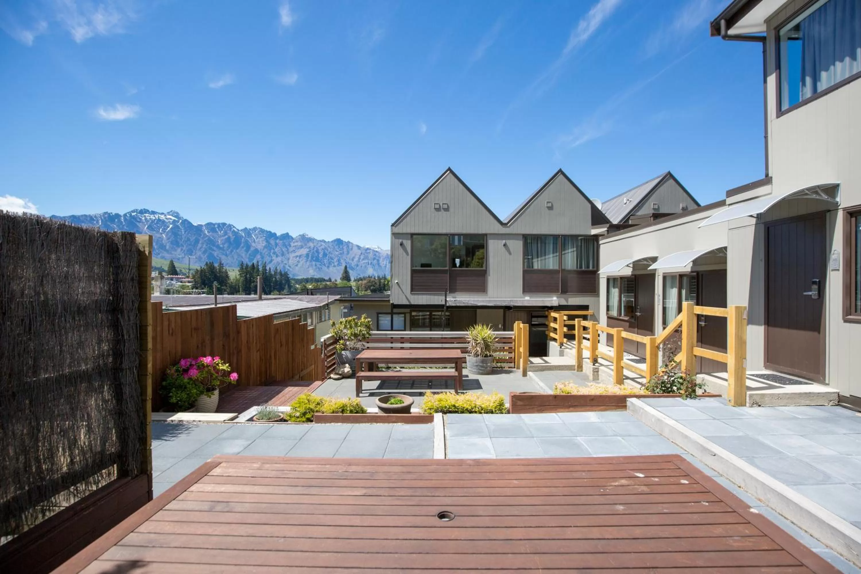 Patio in Lomond Lodge Motel & Apartments