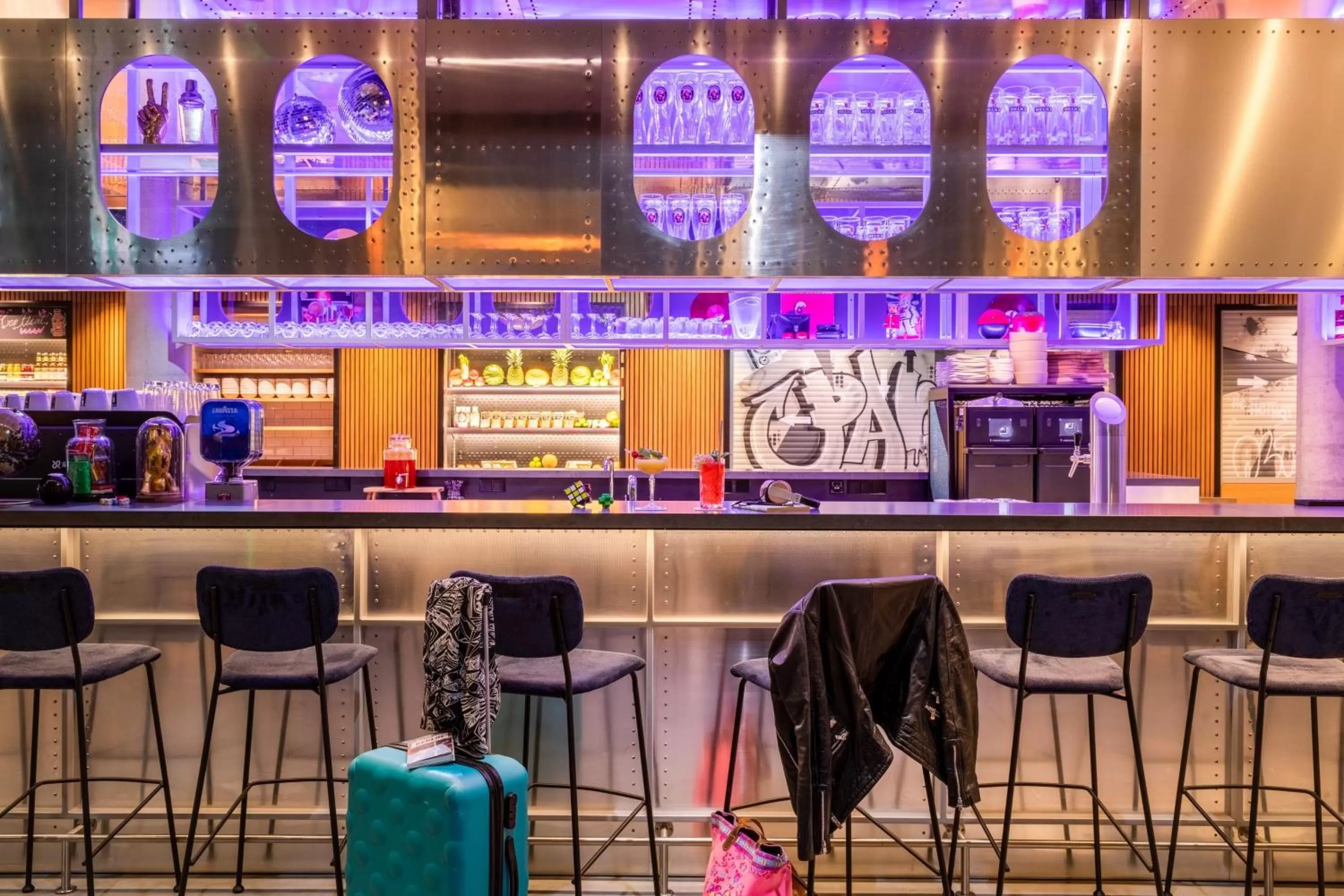 Lounge or bar in Moxy Berlin Airport