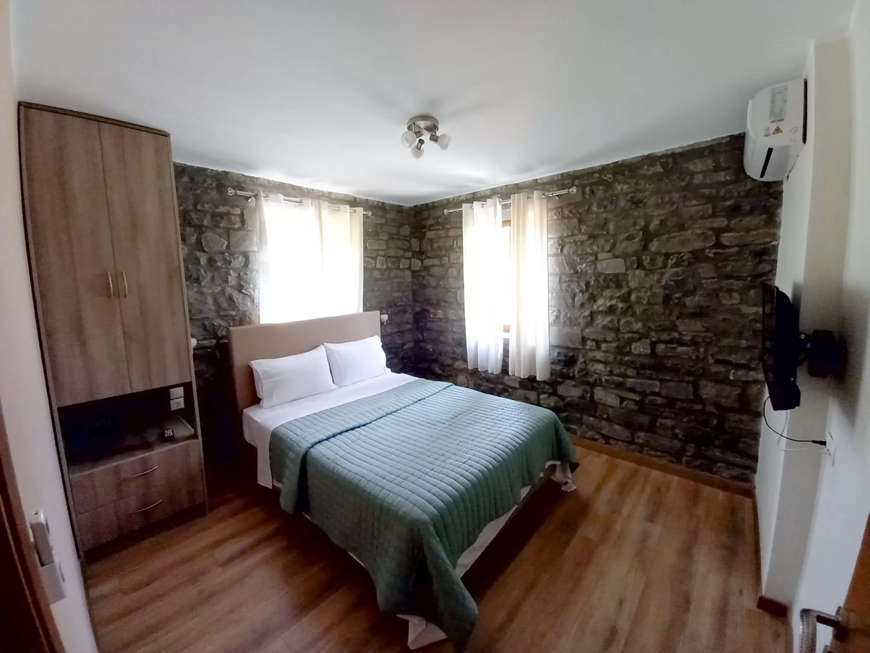 Deluxe Family Room in The Stone House