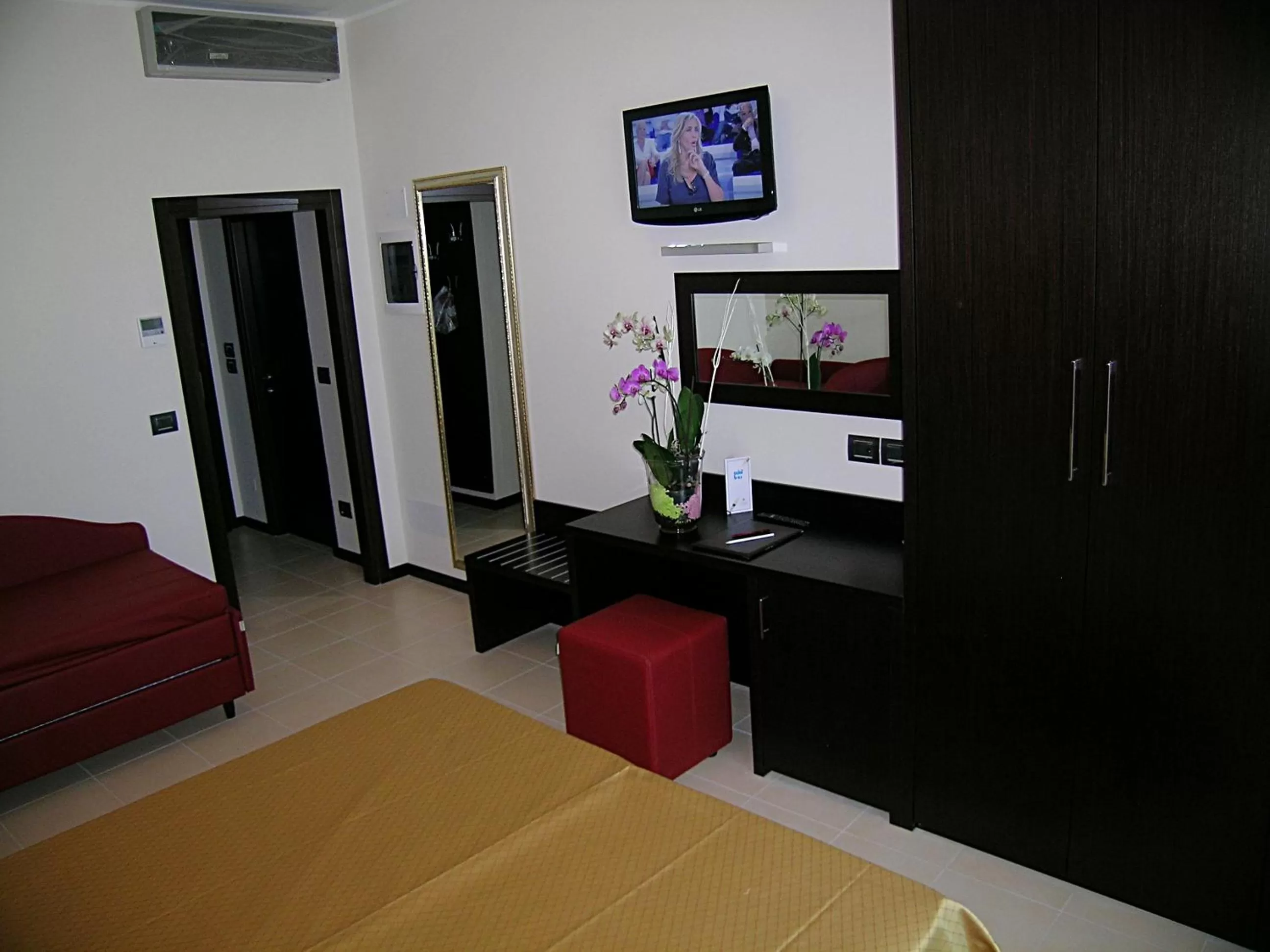 Photo of the whole room, Bed in Terminal Palace & SPA