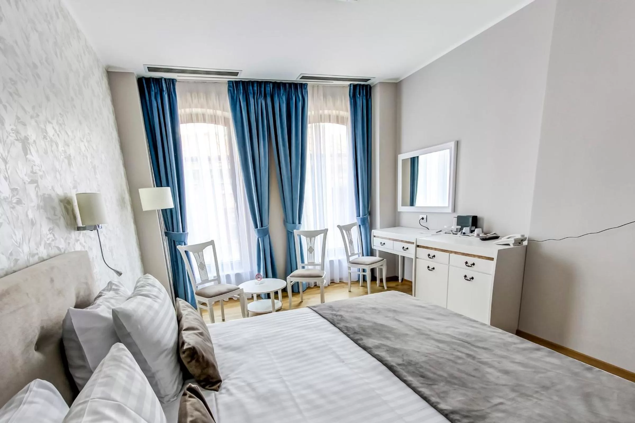 Bed in New Era Hotel Old Town Party Zone Bucharest- parking with fee nearby - NOT at the hotel !