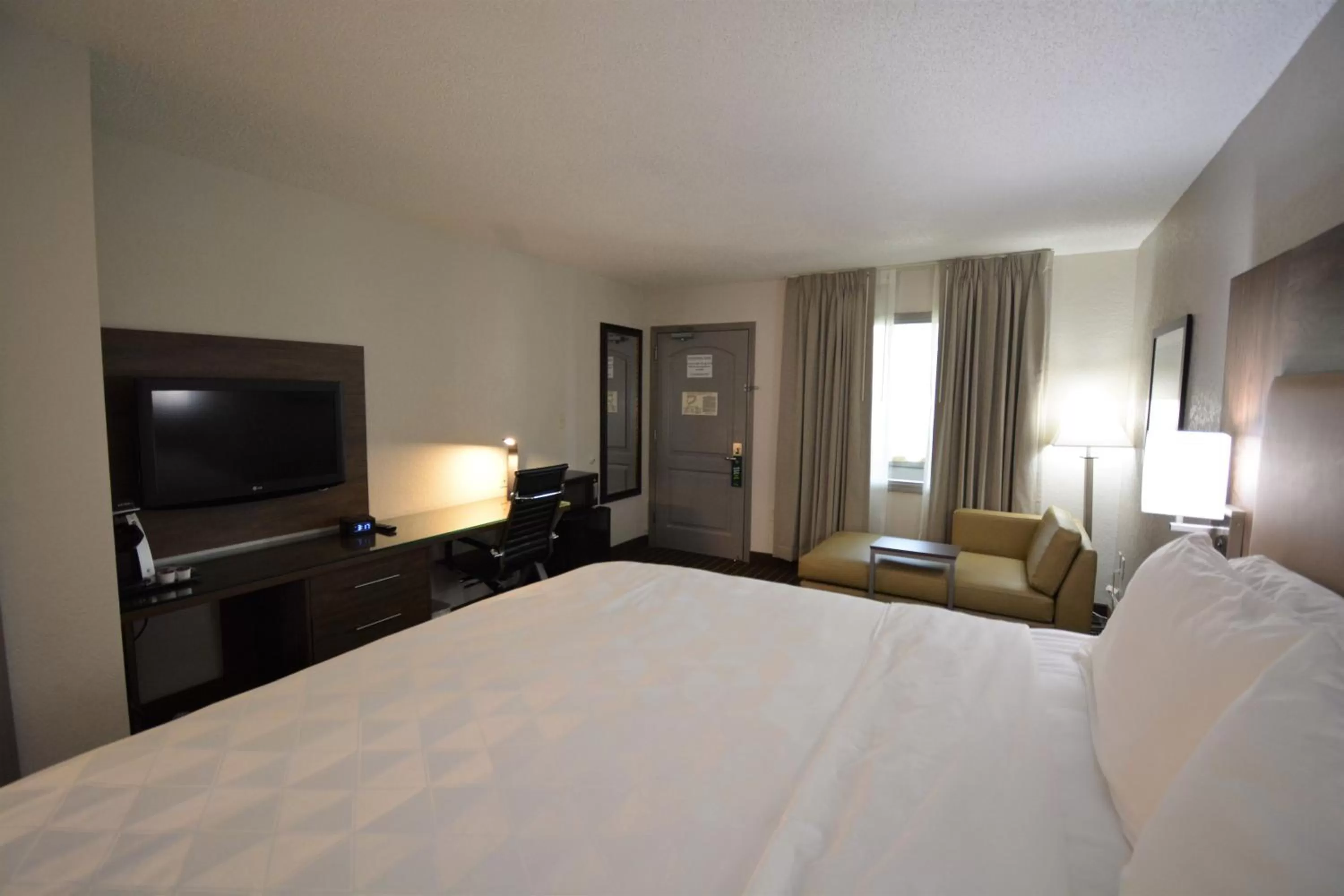 Photo of the whole room, Bed in Holiday Inn Hazlet by IHG