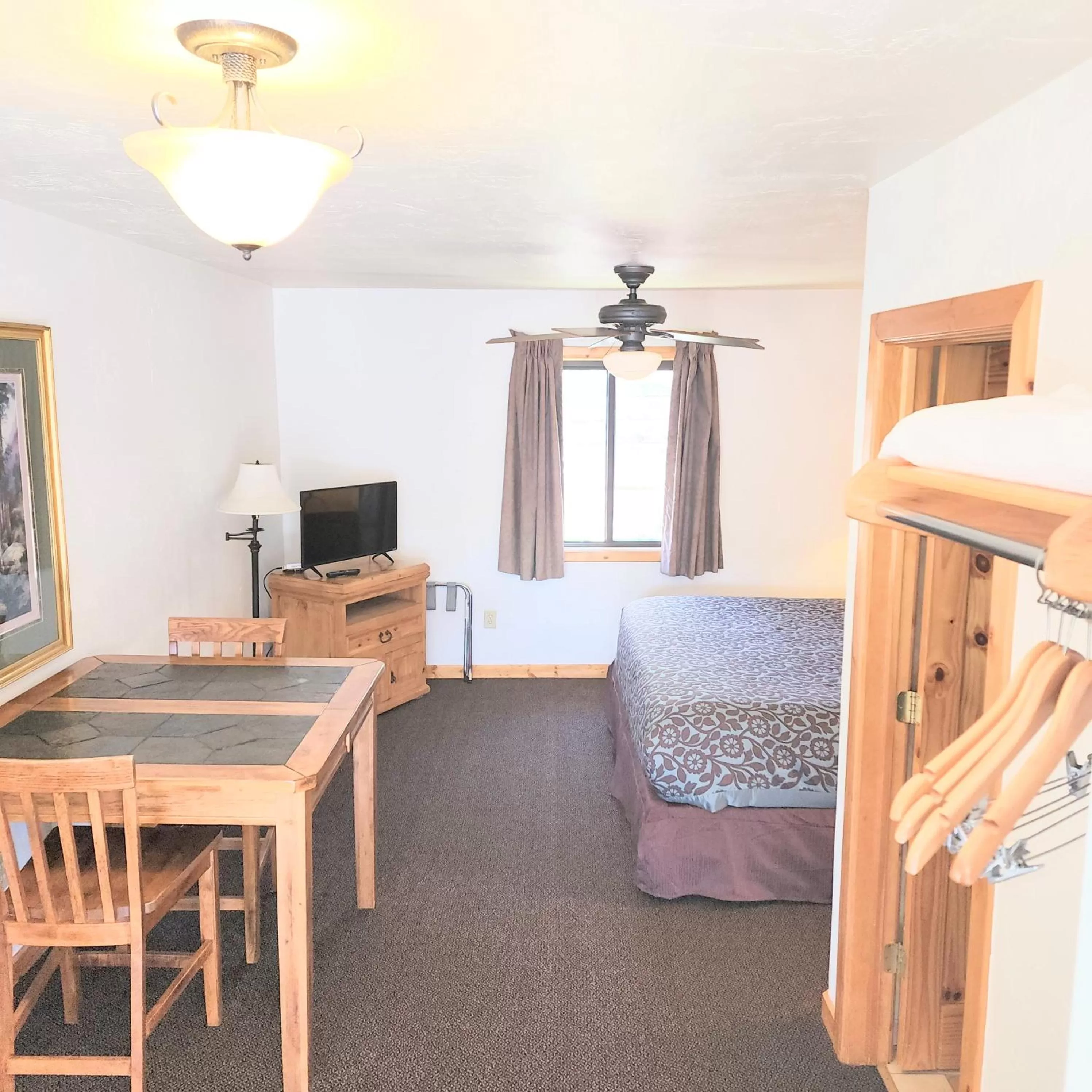 Photo of the whole room, Bed in Canyon Motel near Rocky Mountain National Park