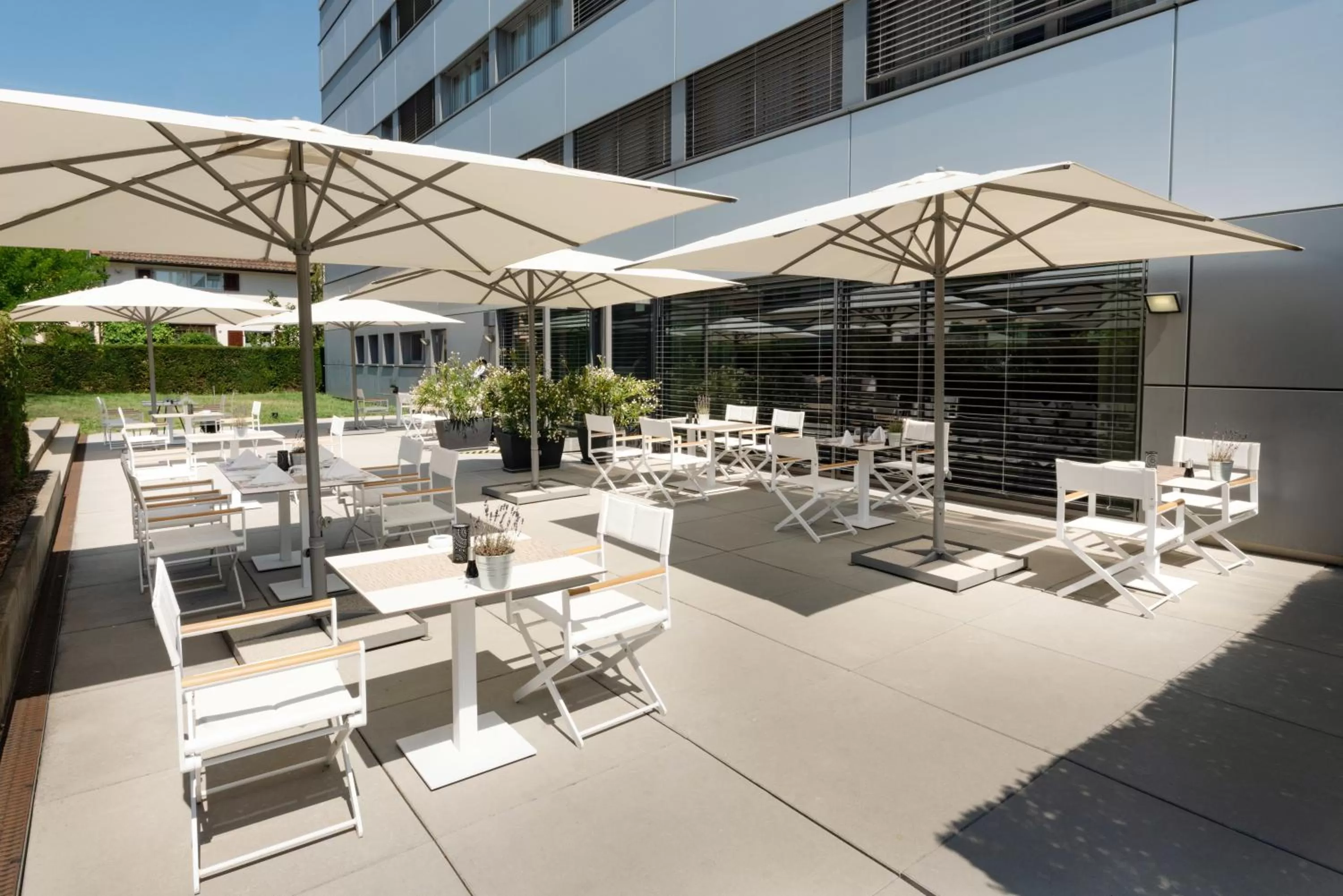 Patio in H+ Hotel Zürich