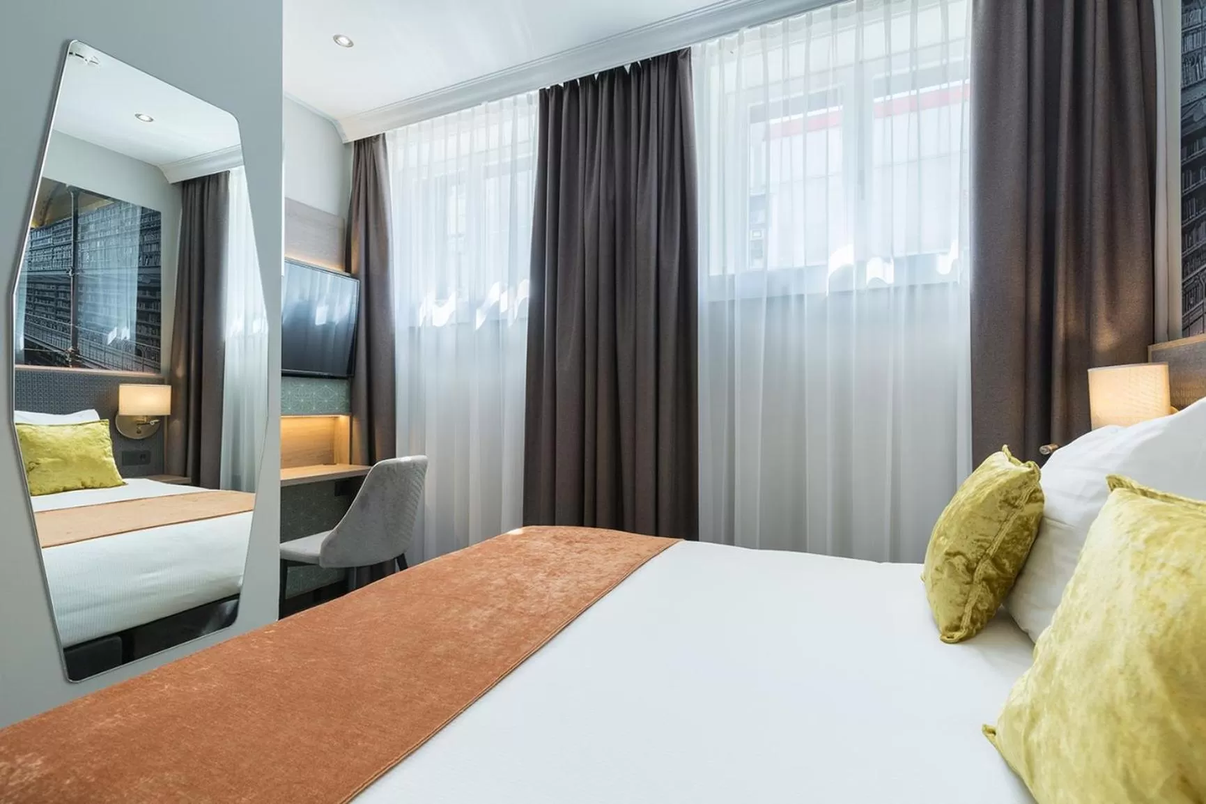 Photo of the whole room, Bed in Leonardo Boutique Museumhotel