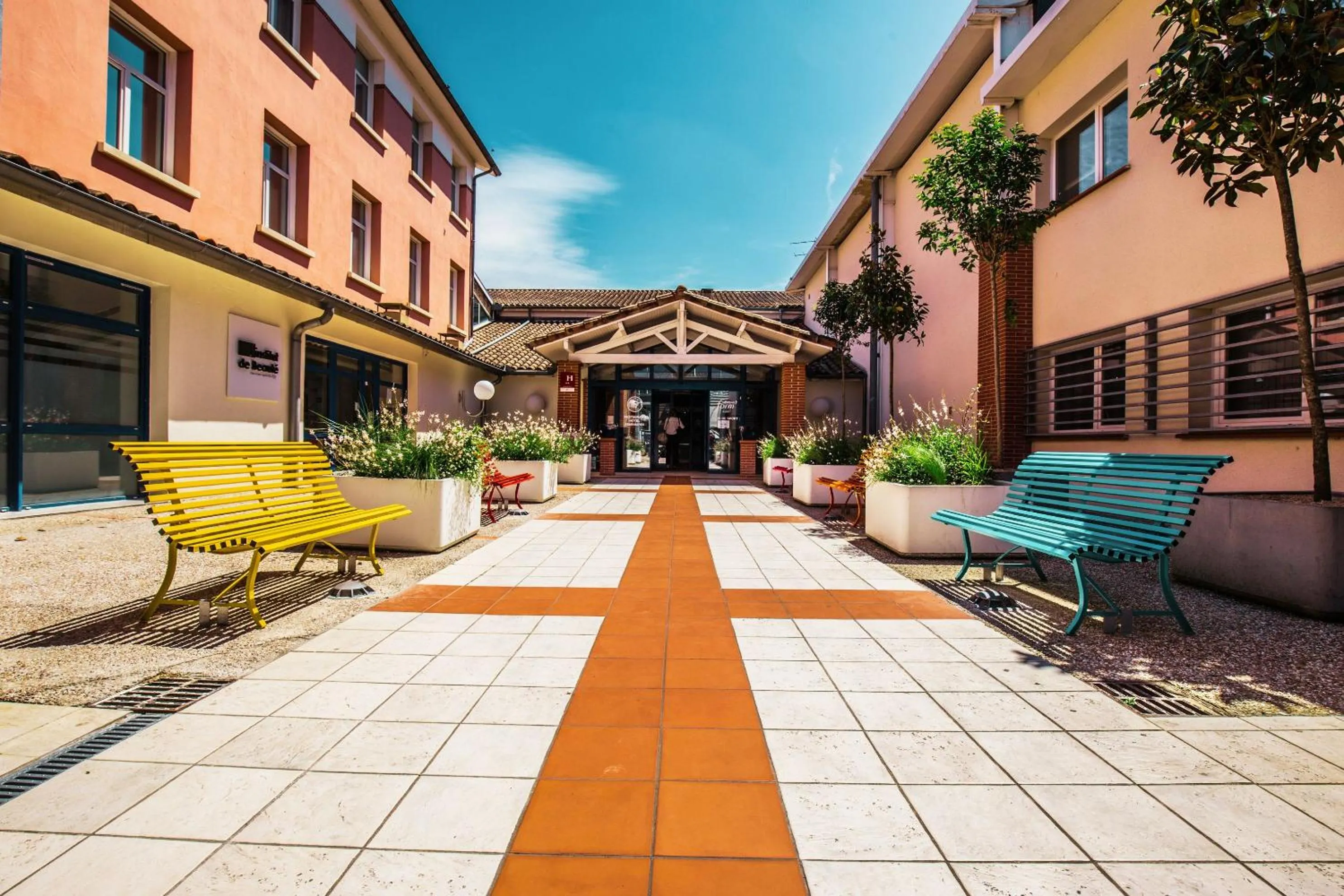 Facade/entrance in Sporting House Hôtel