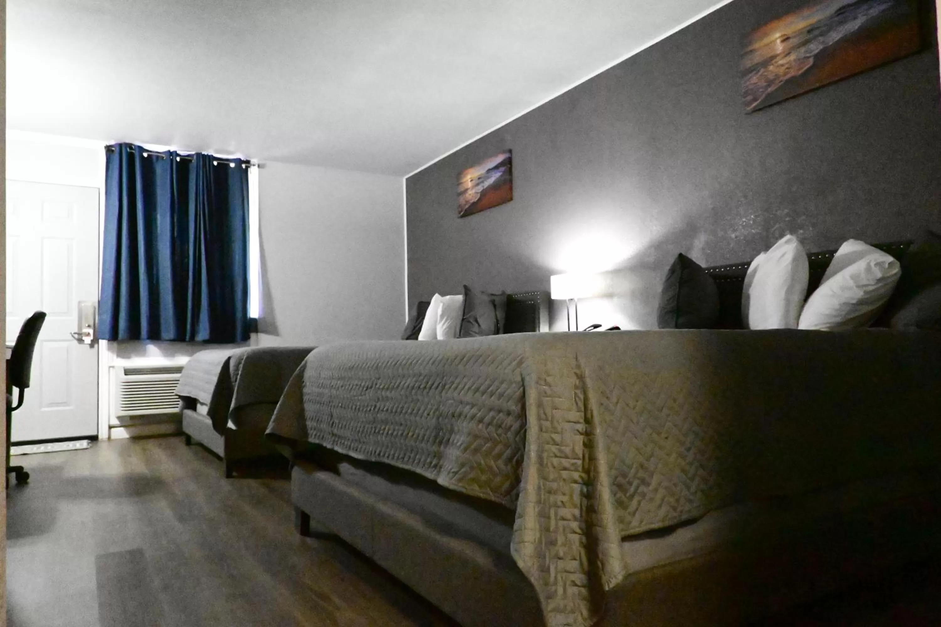 Bed in R Nite Star Inn and Suites -Home of the Cowboys & Rangers