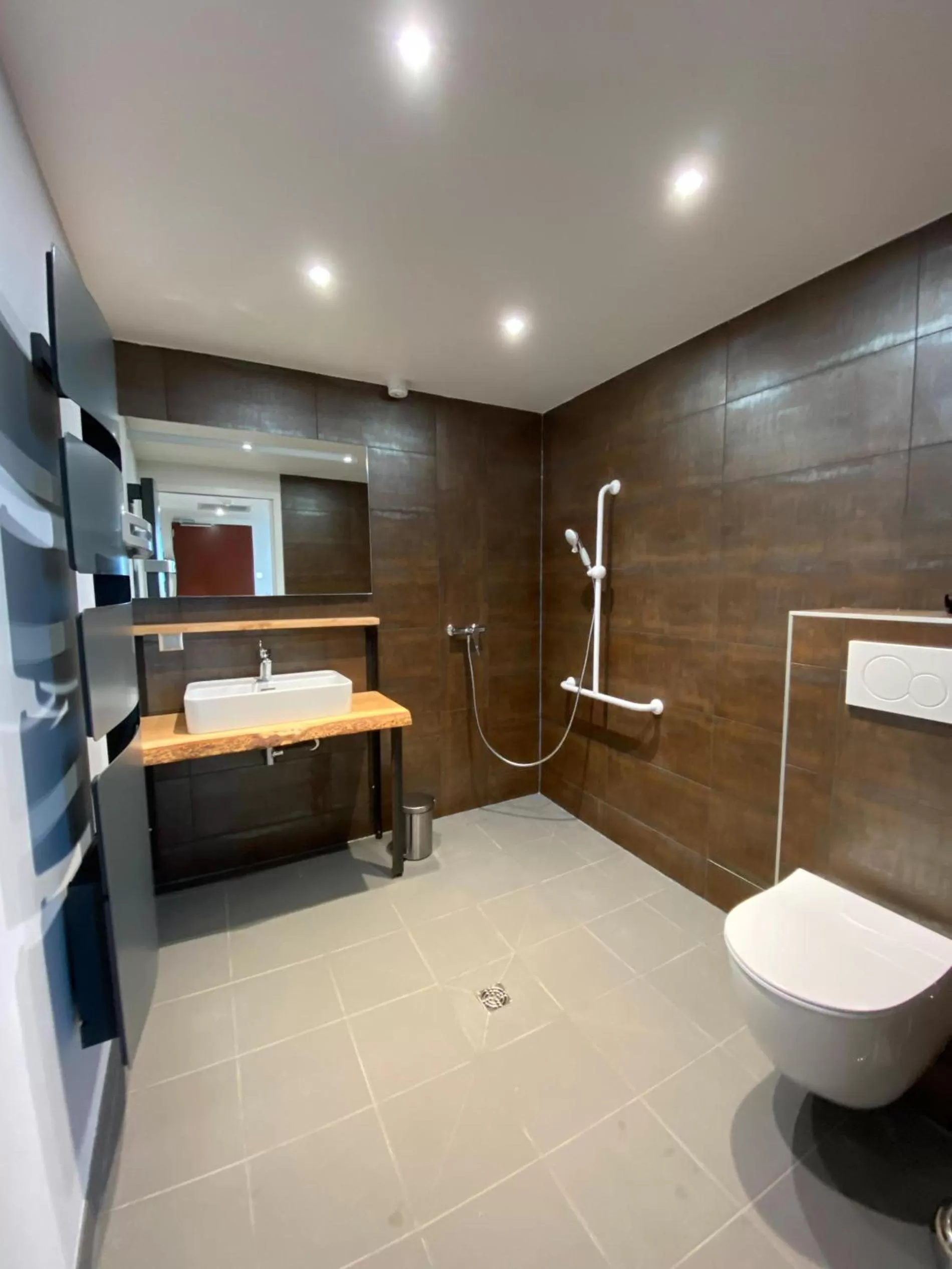 Bathroom in LES 12 DE LARROS