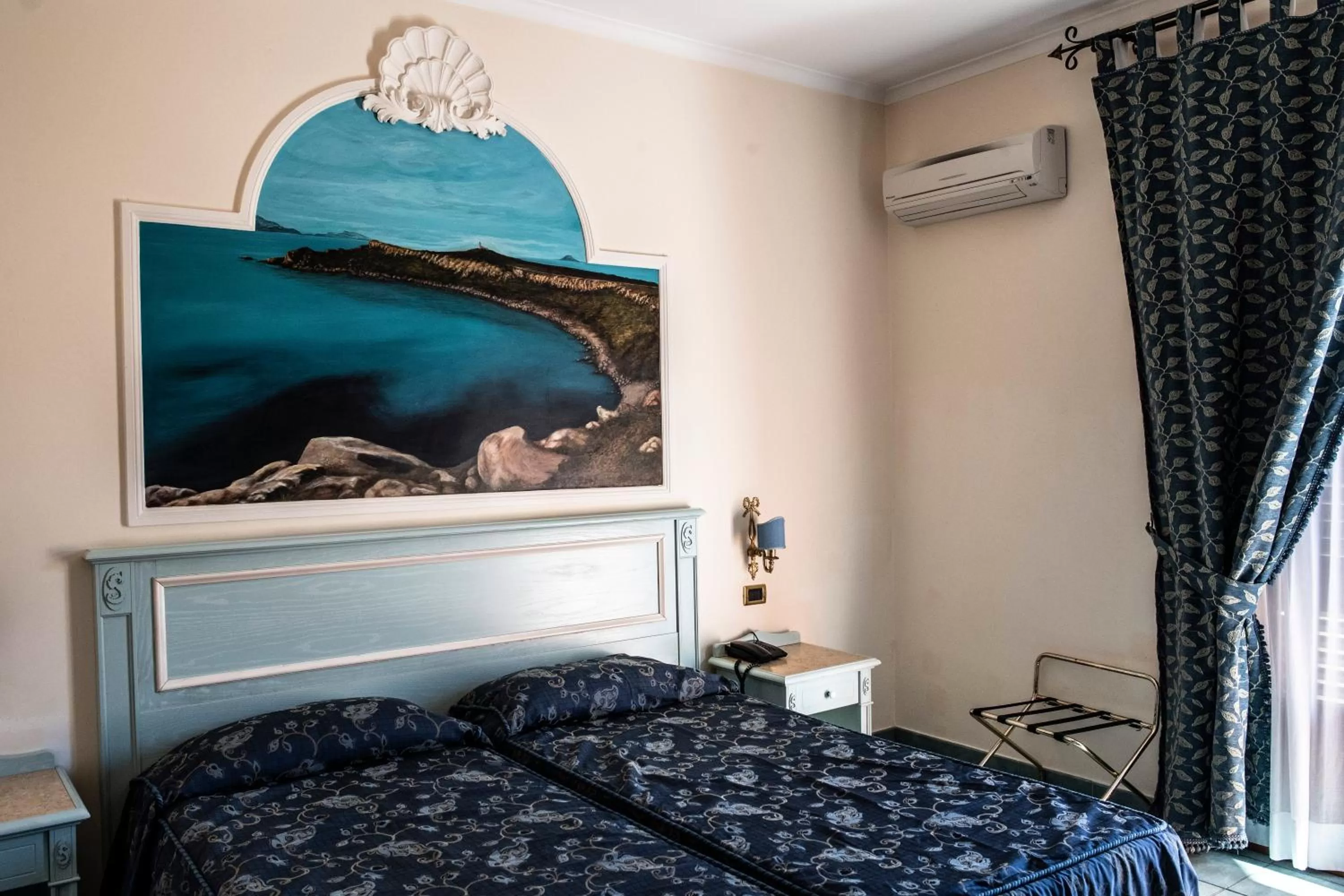 View (from property/room), Bed in Hotel Garibaldi