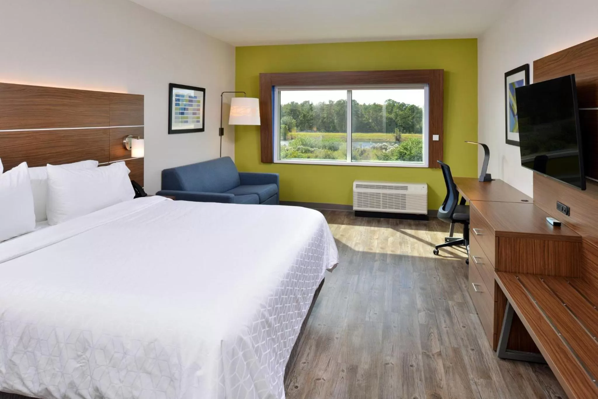 Photo of the whole room, Bed in Holiday Inn Express Orlando - South Park by IHG