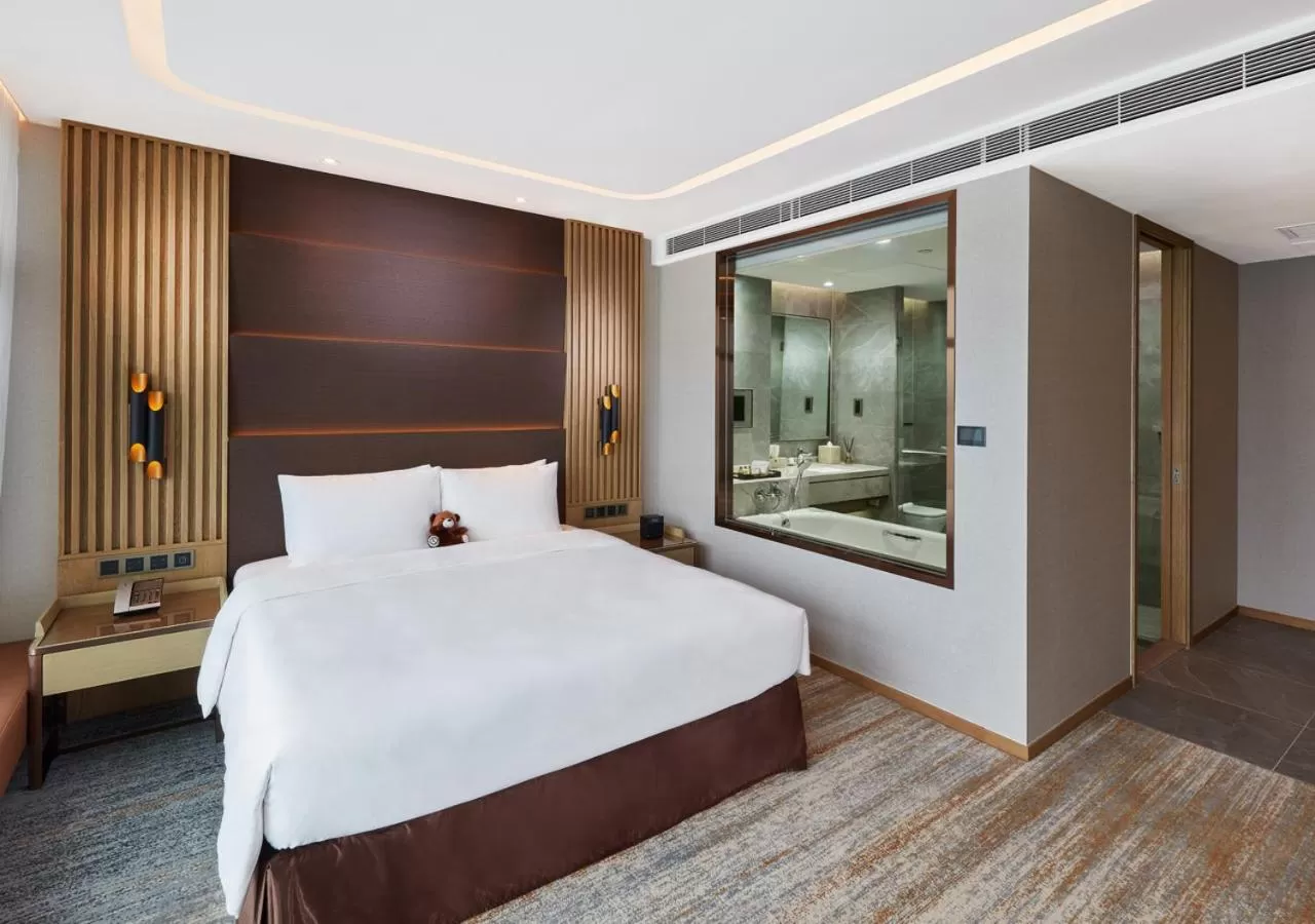 Shower, Bed in Oasis Aurum 181 Hotel
