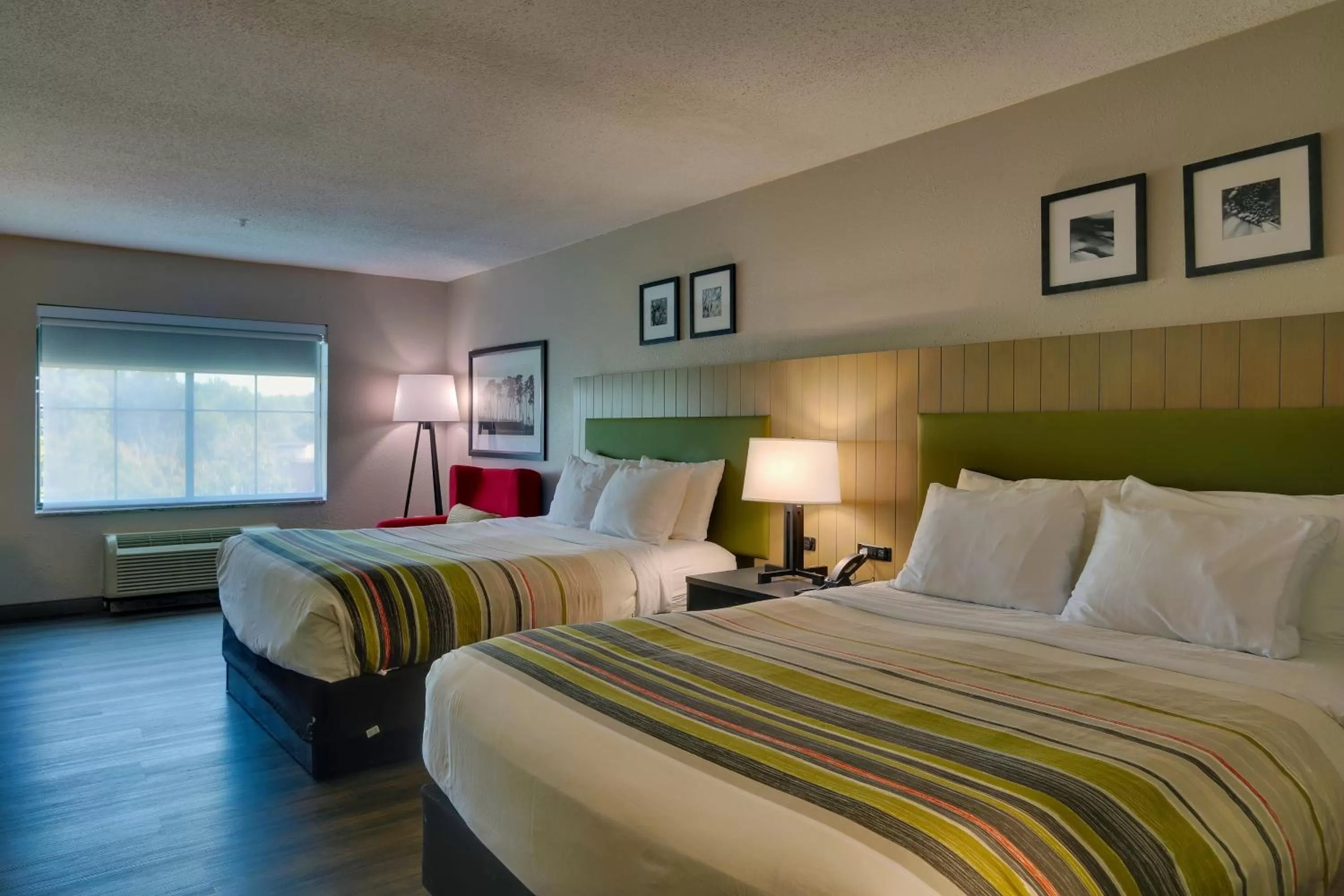 Bed in Country Inn & Suites by Radisson, Savannah Gateway, GA