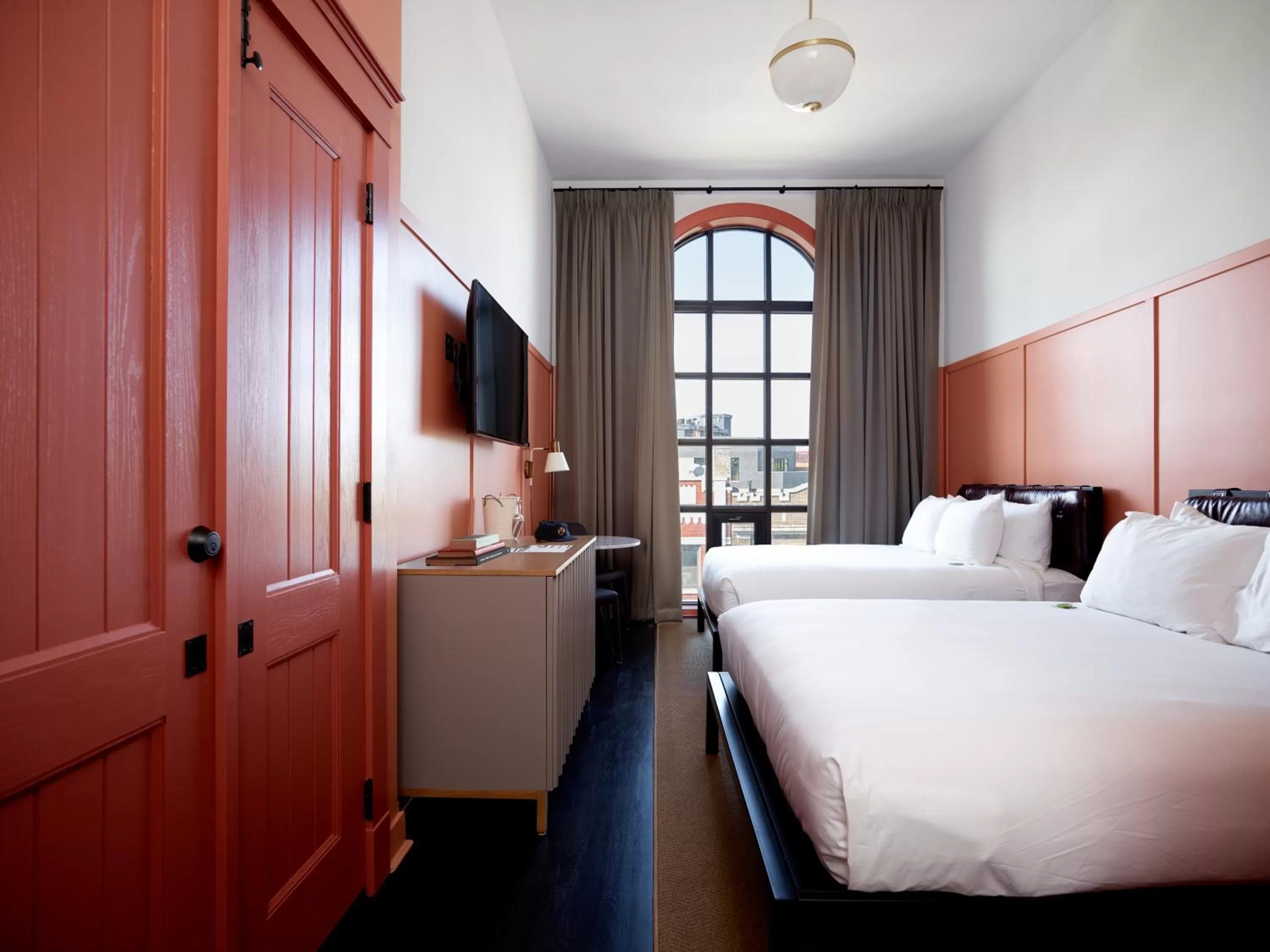 Photo of the whole room, Bed in The Chicago Hotel Collection Wrigleyville