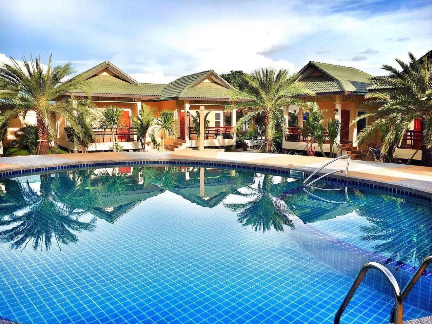 Swimming pool in Huan Soontaree
