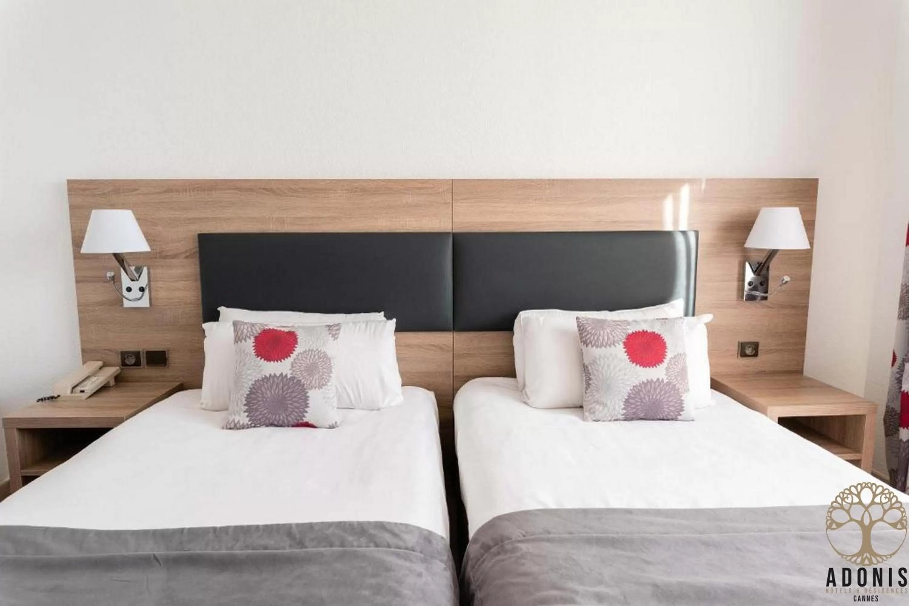 Bedroom in Adonis Cannes - Hôtel Thomas