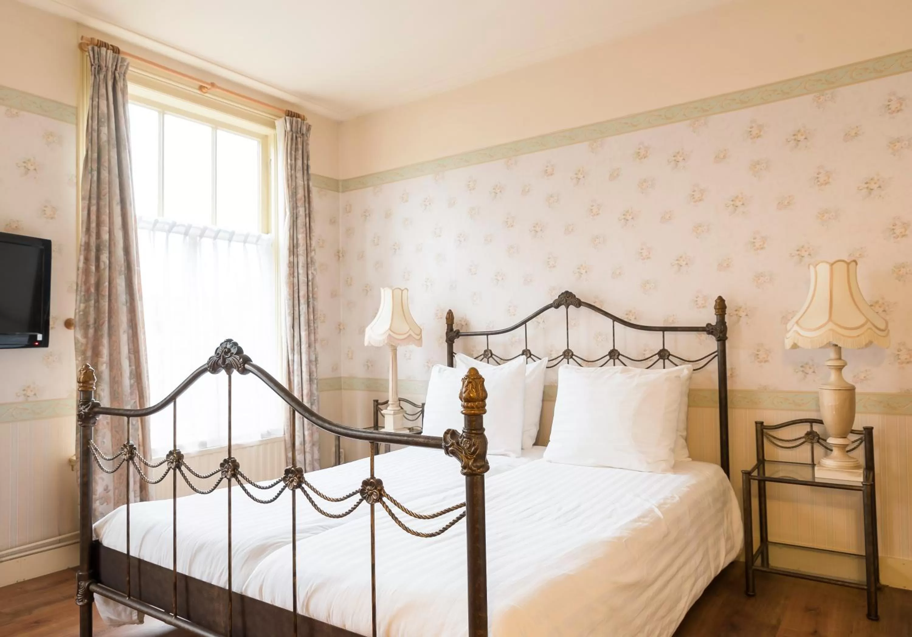 Bed in Hotel Fidder - Patrick's Whisky Bar