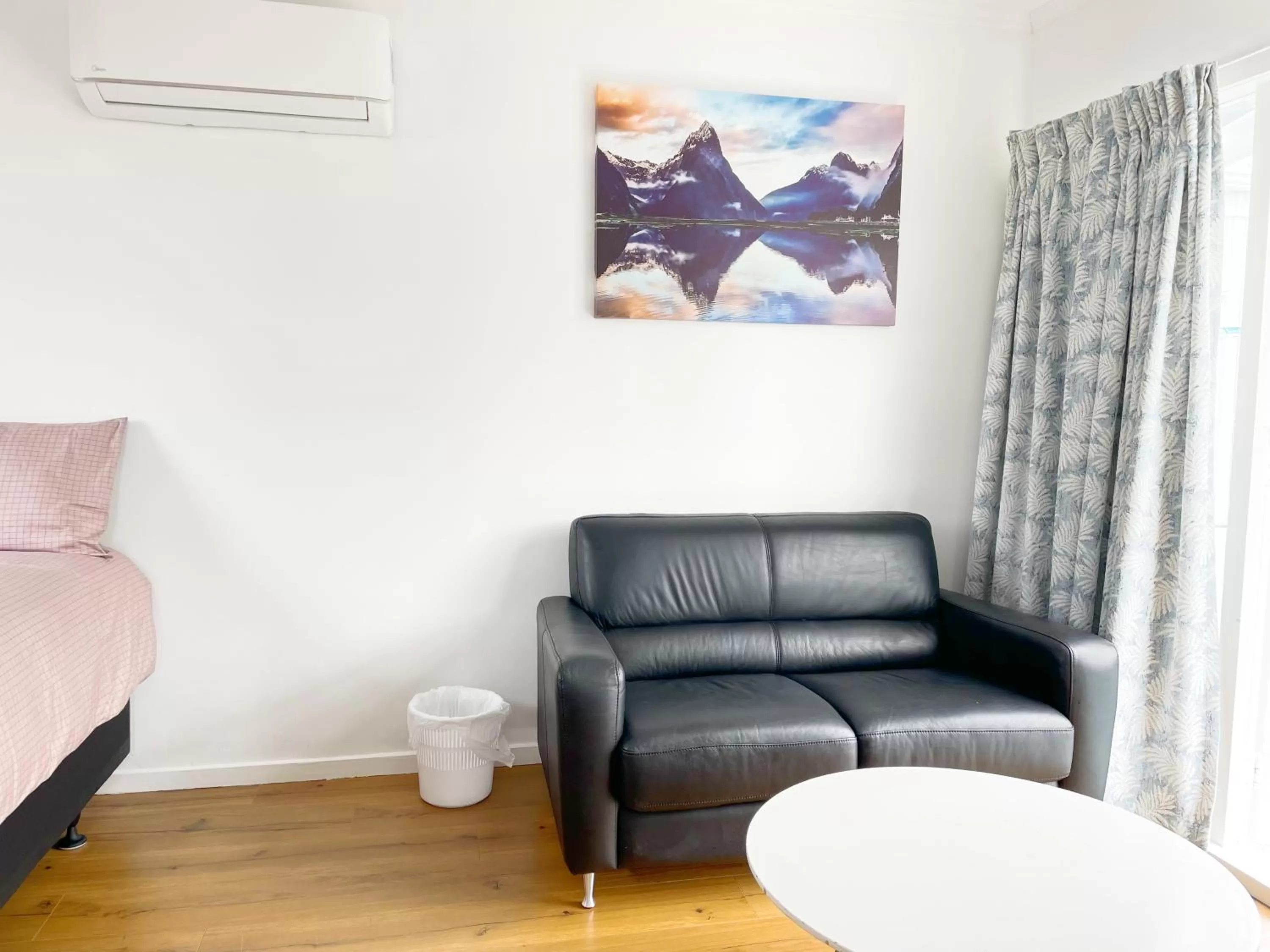 Living room in Pupuke Manor Motel