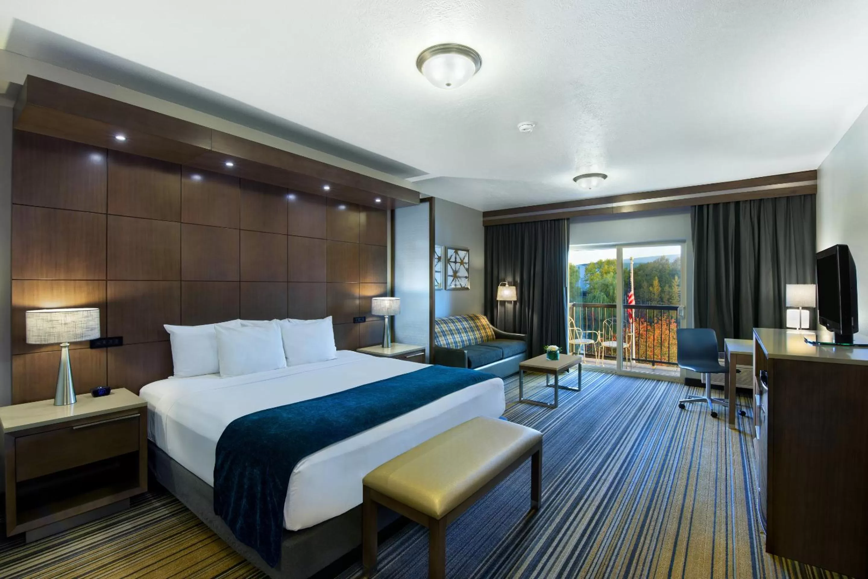 TV and multimedia, Bed in Oxford Suites Spokane Downtown