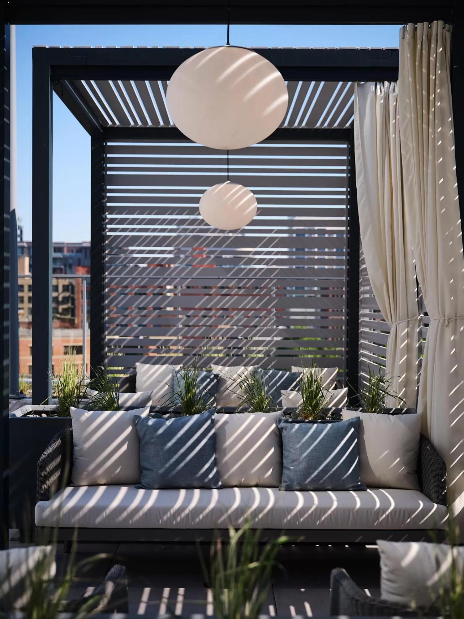 sunbed in Level Chicago - River North