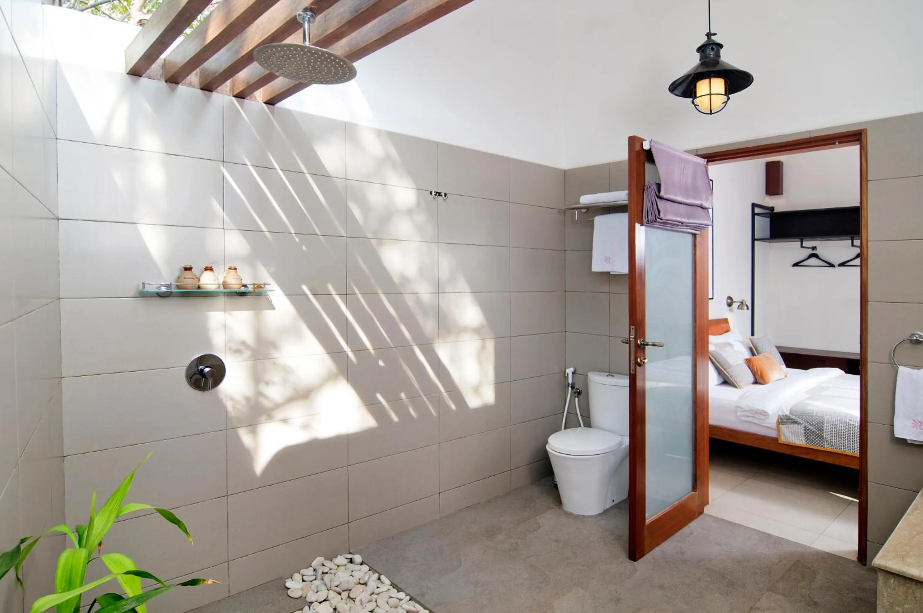 Shower, Bed in Ke Rensia Private Pool Villas Gili Air