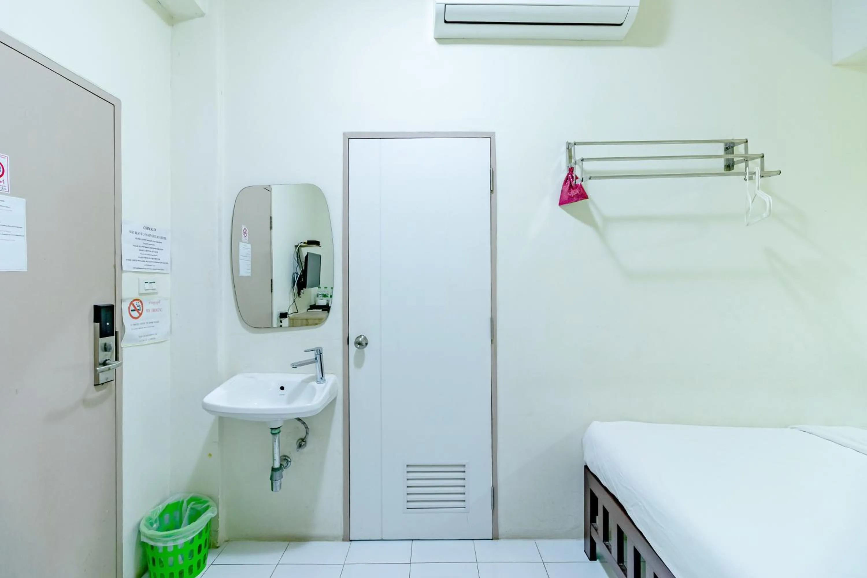 Bathroom in Sleep Dee Hostel