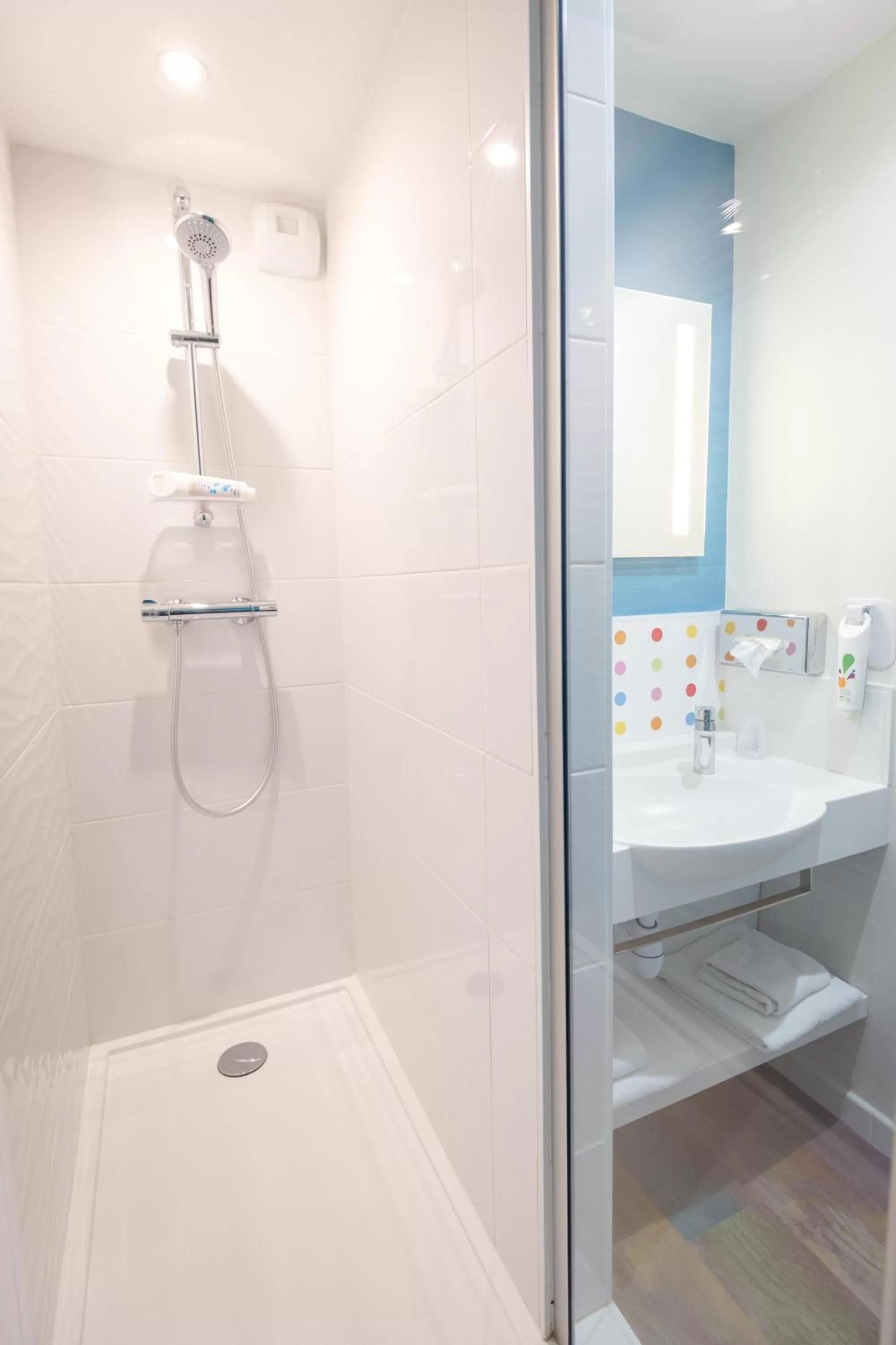 Shower in ibis Styles Fréjus St Raphael