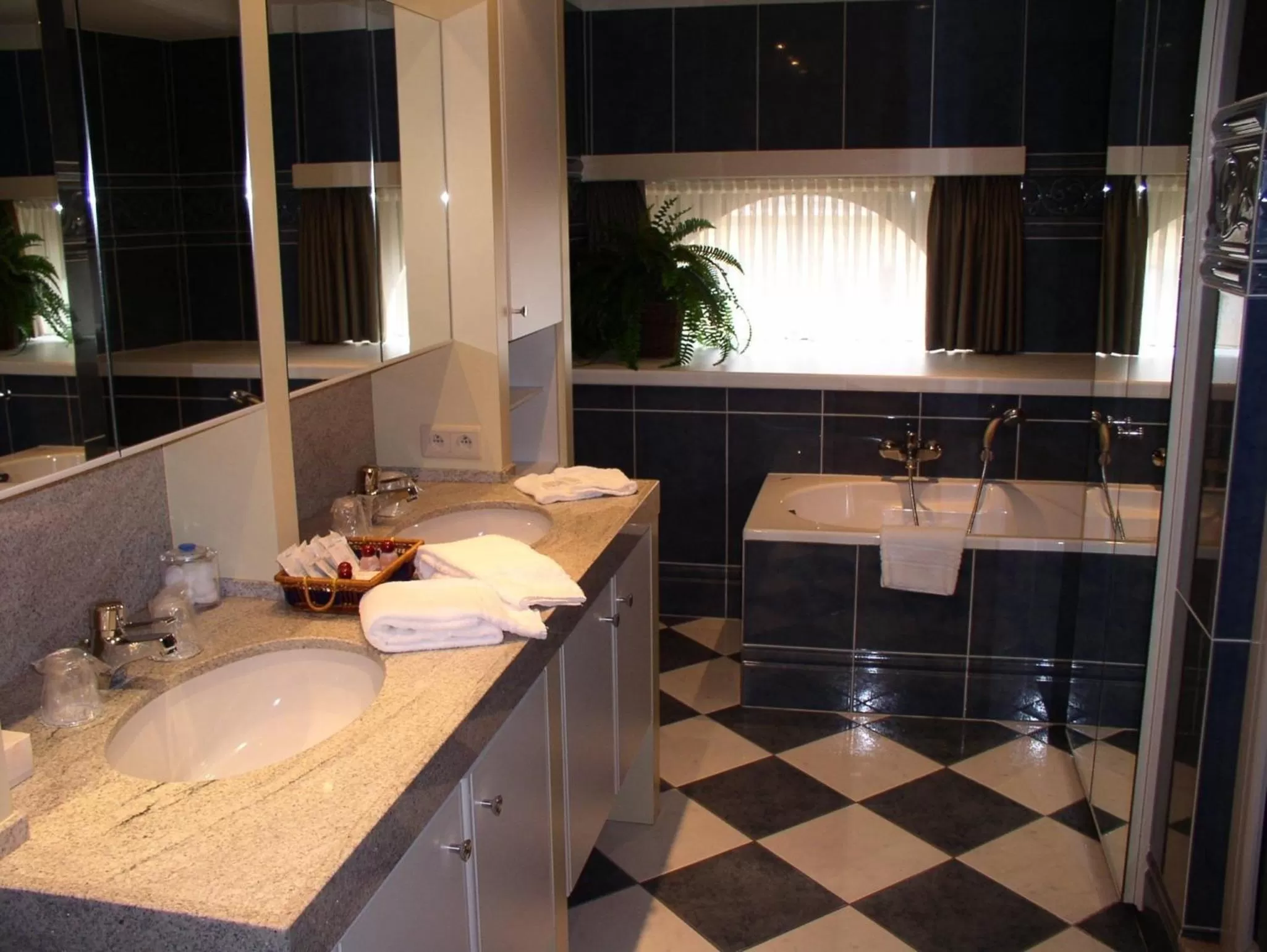 Bathroom in Flanders Hotel