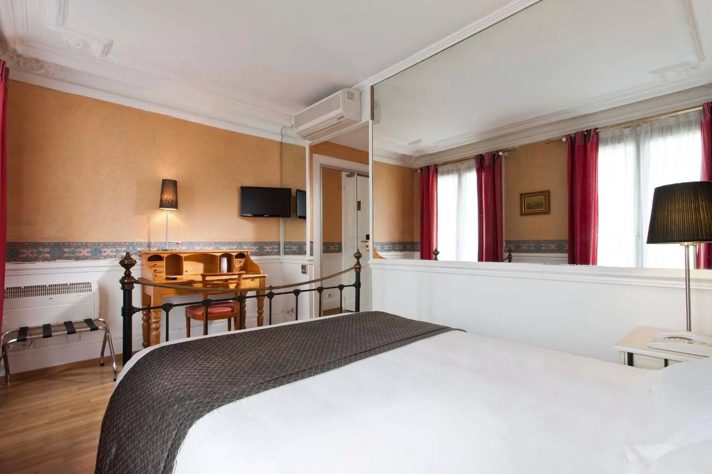 Photo of the whole room, Bed in Hotel Claude Bernard Saint-Germain