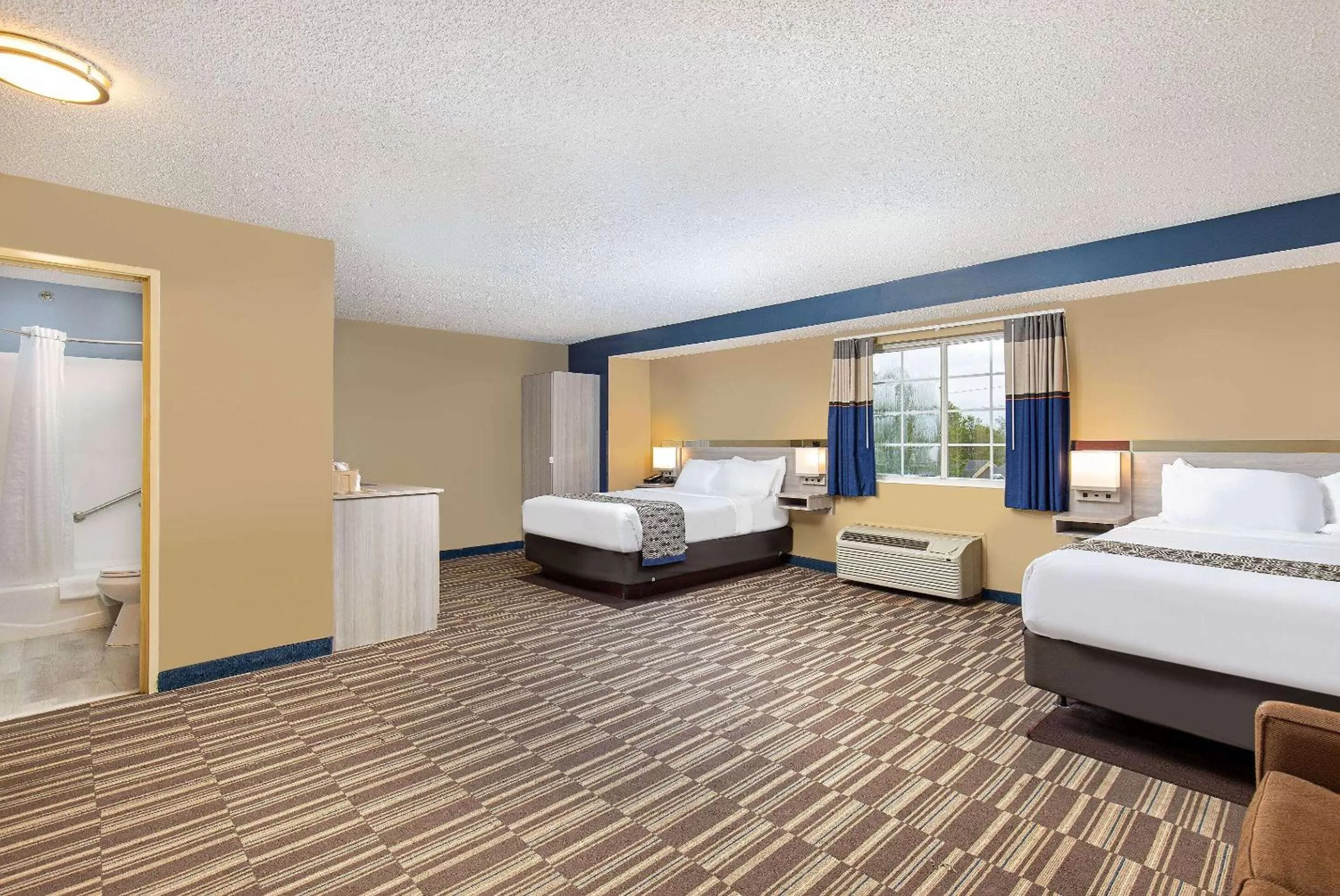 Bed in Microtel Inn & Suites by Wyndham Dry Ridge