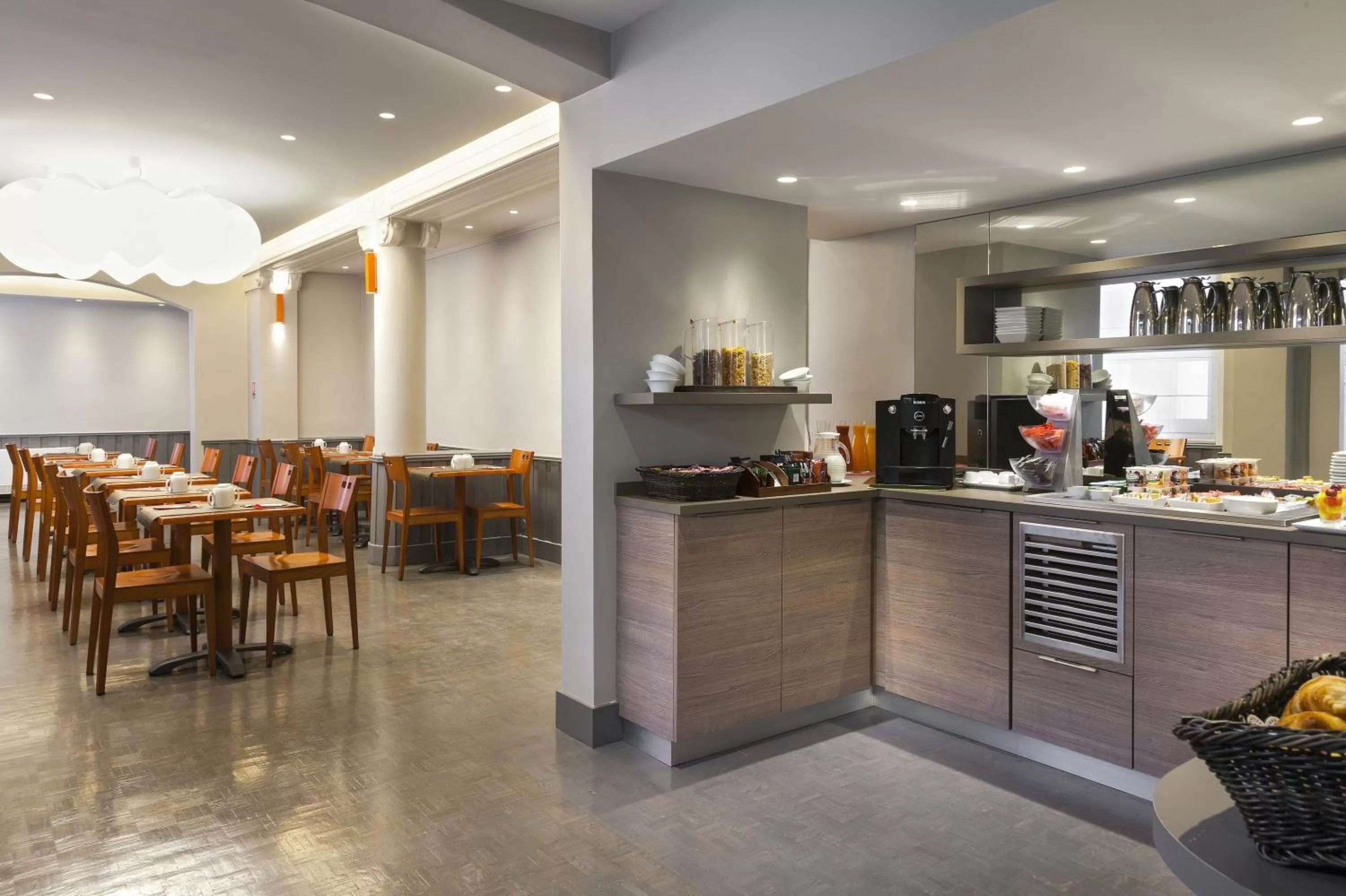 Restaurant/places to eat in Timhotel Opéra Blanche Fontaine