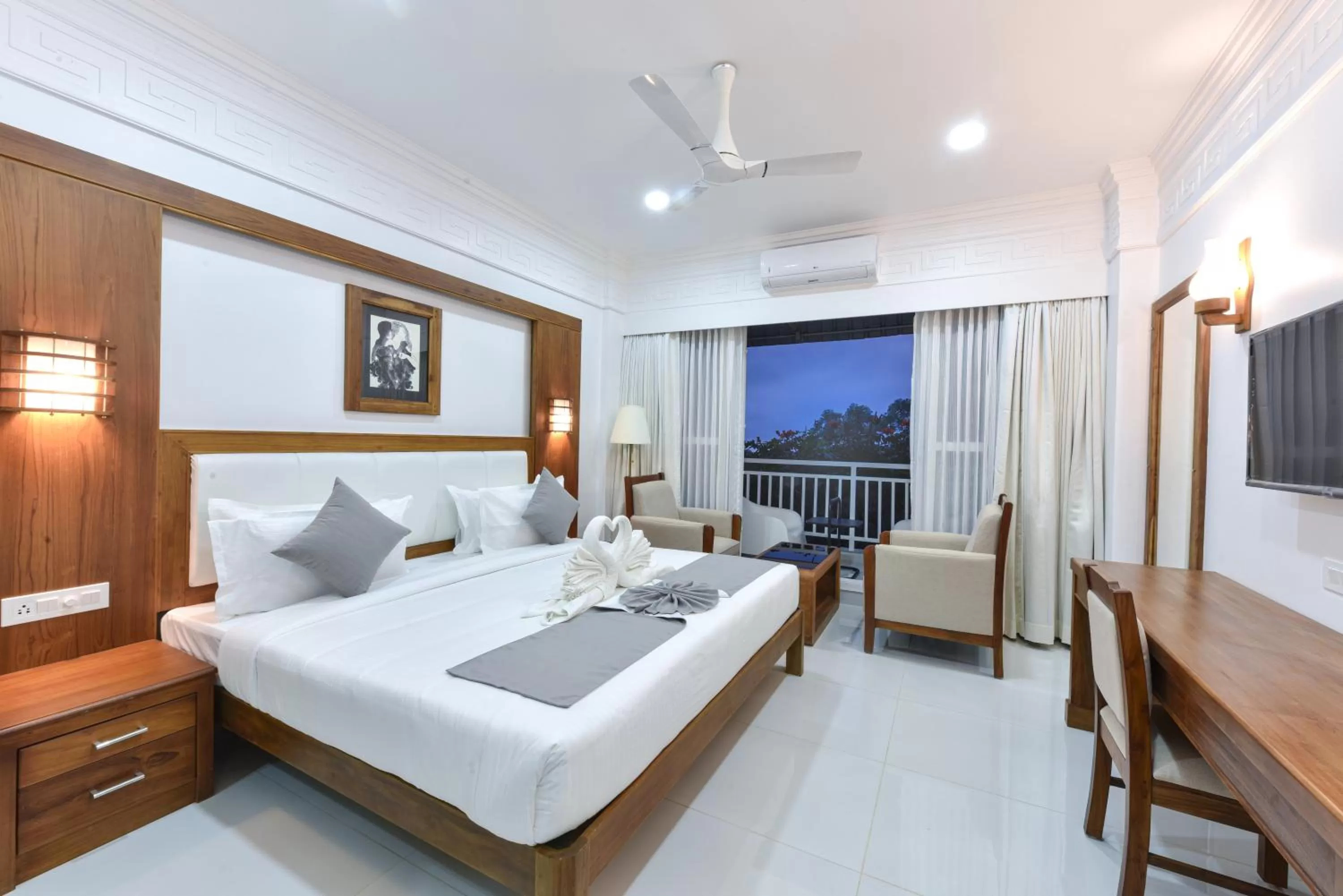 Photo of the whole room, Bed in HOTEL WHITE HOUSE, Munnar